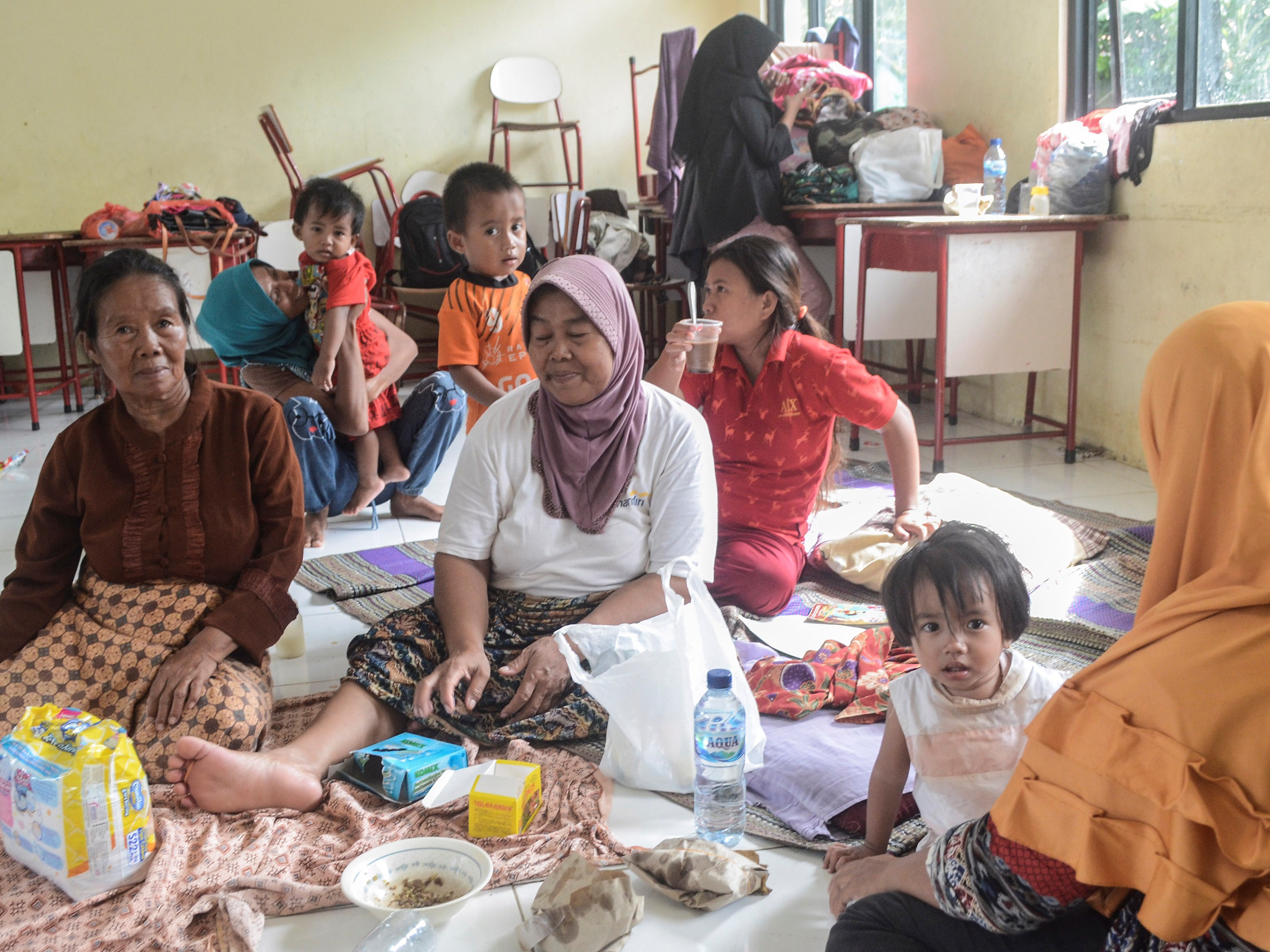 Kemensos Salurkan Bantuan Logistik untuk Korban Banjir Bekasi