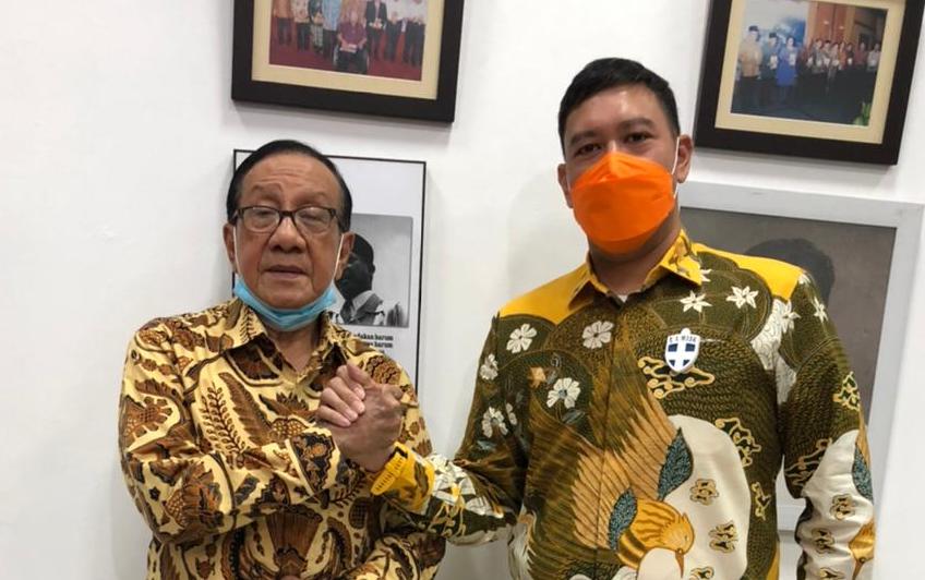Ketua Dewan Kehormatan Partai Golkar Akbar Tanjung (kiri) dan anggota Komisi I DPR dari Fraksi Partai Golkar (FPG) Dave Laksono. 