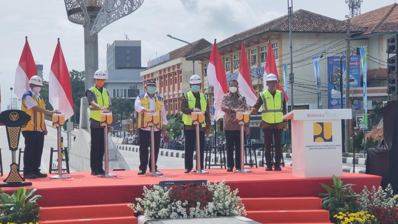 Menteri PUPR Basuki Hadimuljono meresmikan fly over Purwosari, Surakarta, Sabtu (13/2/2021).