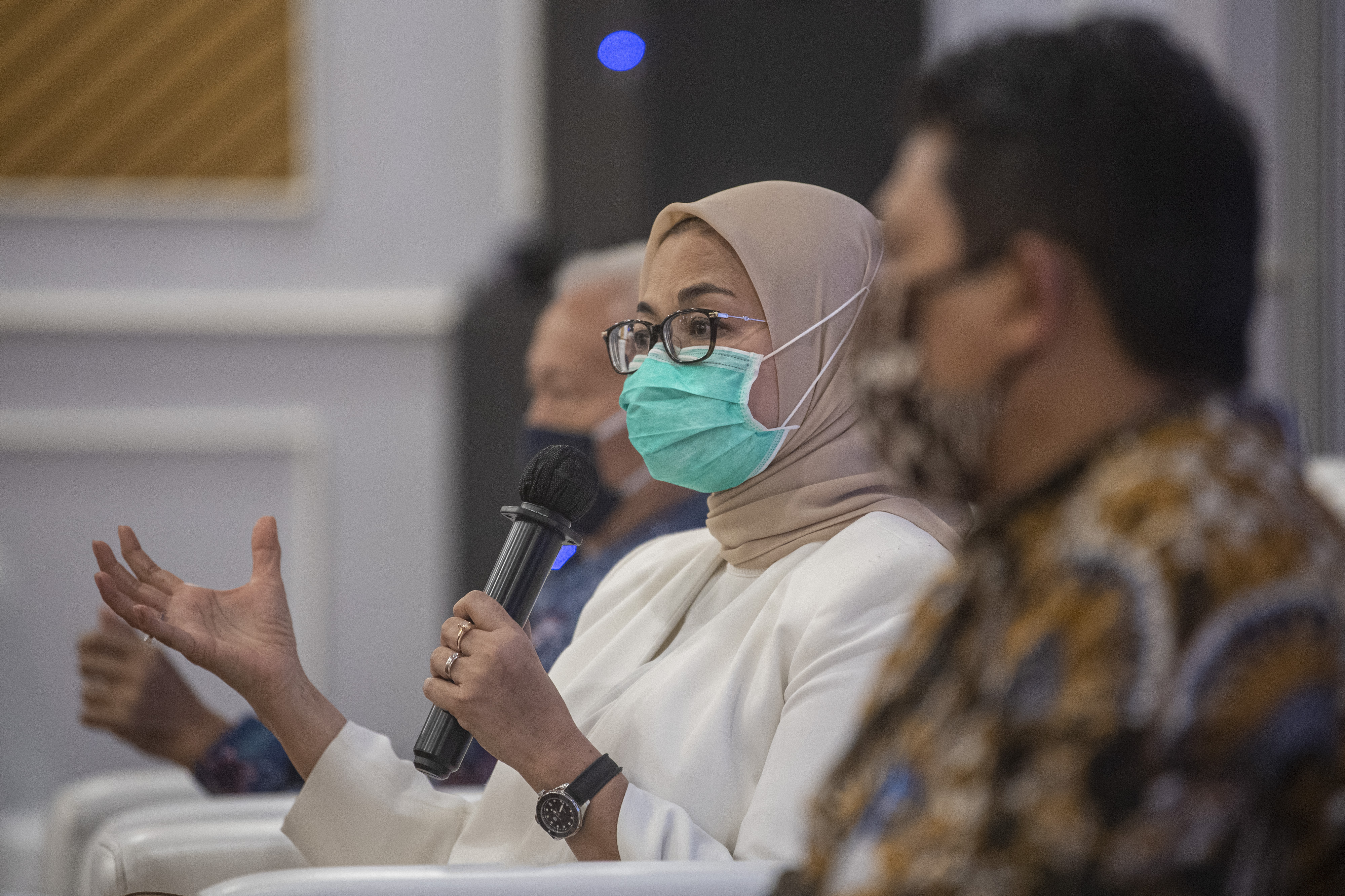 : Kepala Badan Pengawas Obat dan Makanan (BPOM) Penny Kusumastuti Lukito (tengah)