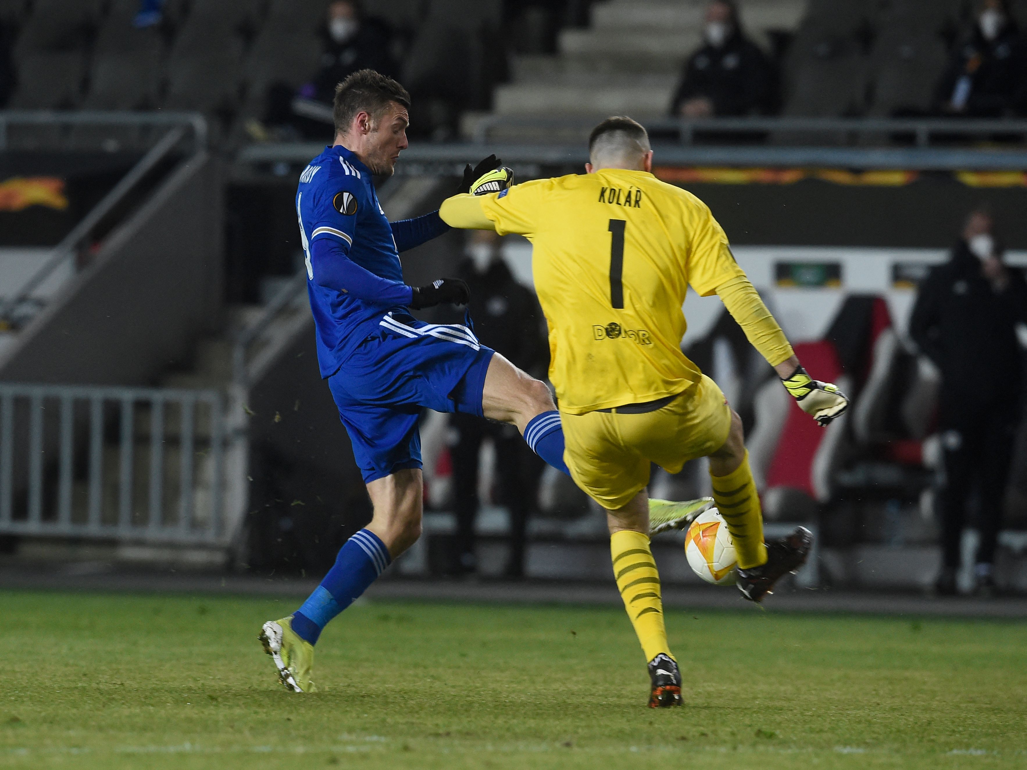 Striker Leicester Jamie Vardy berebut bola dengan kiper Slavia Praha Ondrej Kolar, Jumat (19/2), dalam laga Liga Europa.