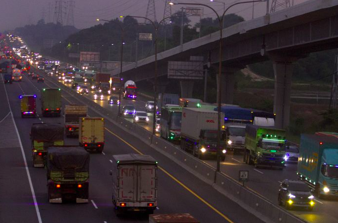 Kendaraan melintas di Tol Jakarta-Cikampek saat momen libur imlek