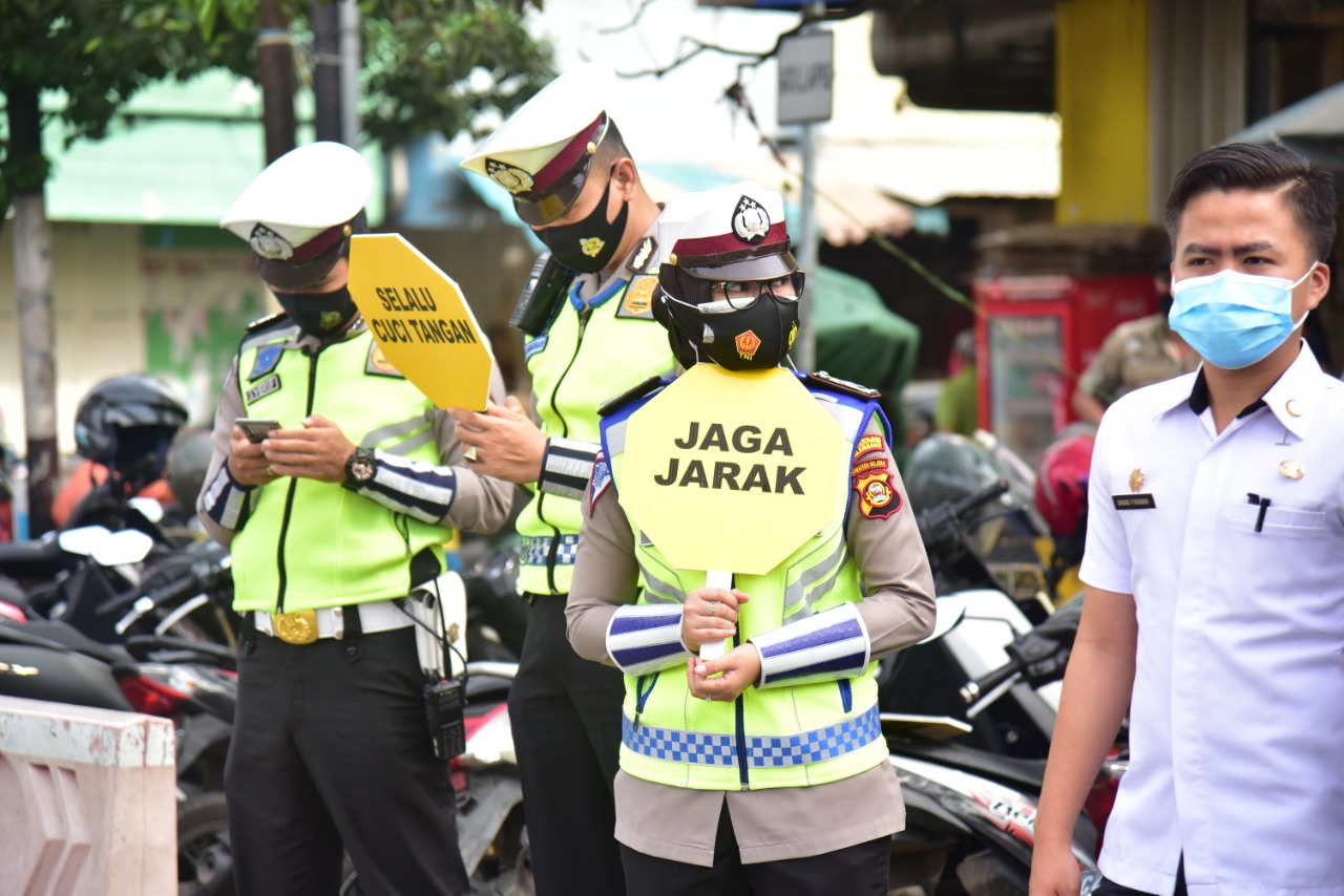 Jajaran kepolisian menyosialisasikan pencegahan penyebaran Covid-19.