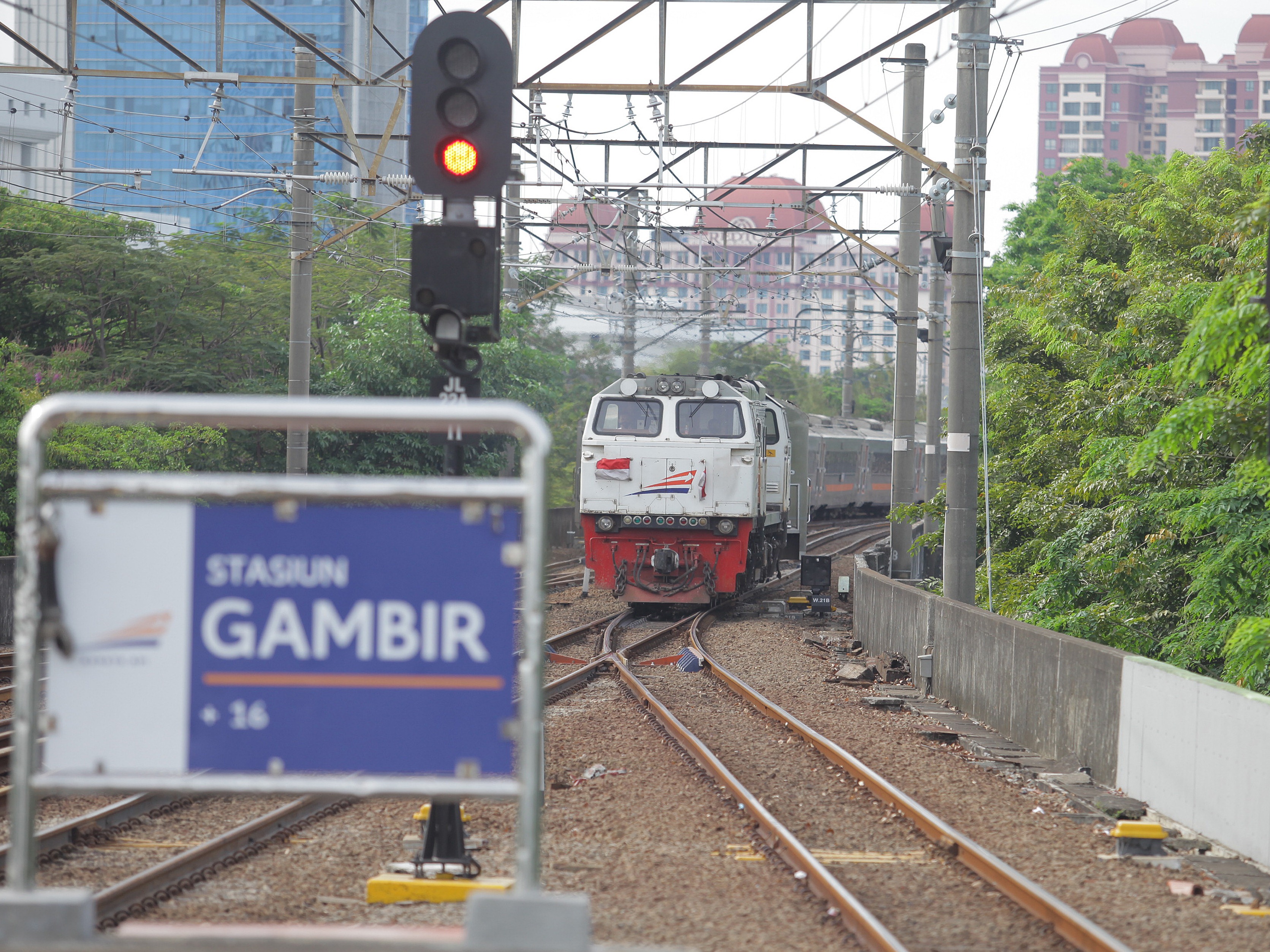 Kereta api Argo Parahyangan memasuki Stasiun Gambir, Jakarta, beberapa waktu lalu.