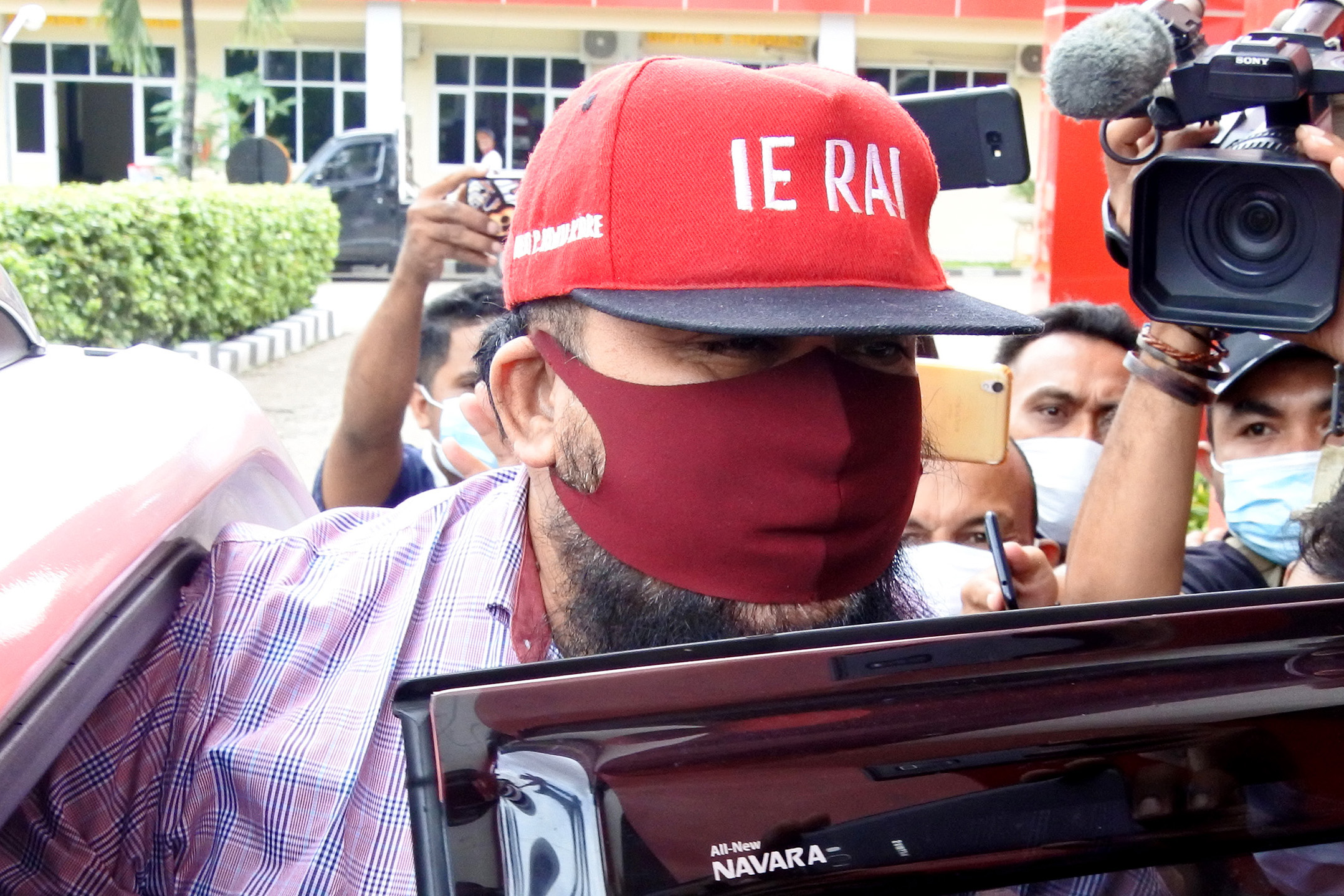 Bupati terpilih Sabu Raijua Orient P Riwu Kore memberikan keterangan kepada wartawan usai bertemu Kapolda NTT, Jumat (5/2).