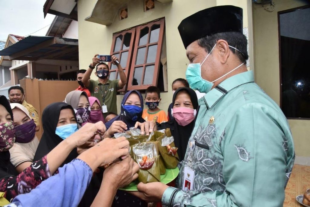 KEBERSAMAAN: Gubernur Kalsel Sahbirin Noor akrab bersama masyarakat saat bedah rumah di Km 7 Kertak Hanyar Kabupaten Banjar tahun 2020 lalu.