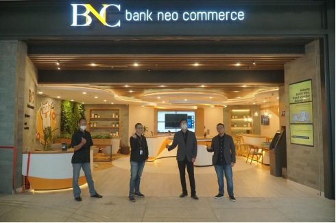 Jajaran manajemen Bank Neo Commerce pada pembukaan pemeran di Ashta @ District 8 SCBD, Jakarta, beberapa waktu lalu.