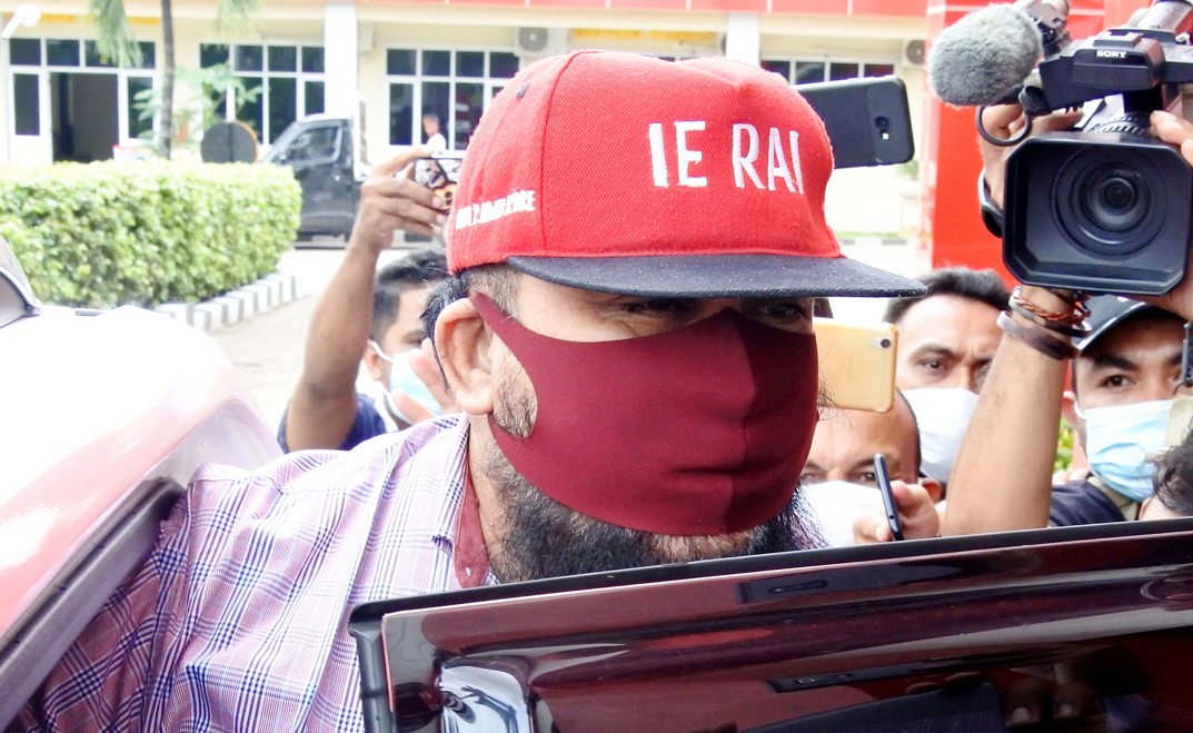 Bupati terpilih Sabu Raijua Orient P Riwu Kore usai bertemu dengan Kapolda NTT Irjen Pol Lotharia Latif di Markas Polda NTT, Jumat (5/2).