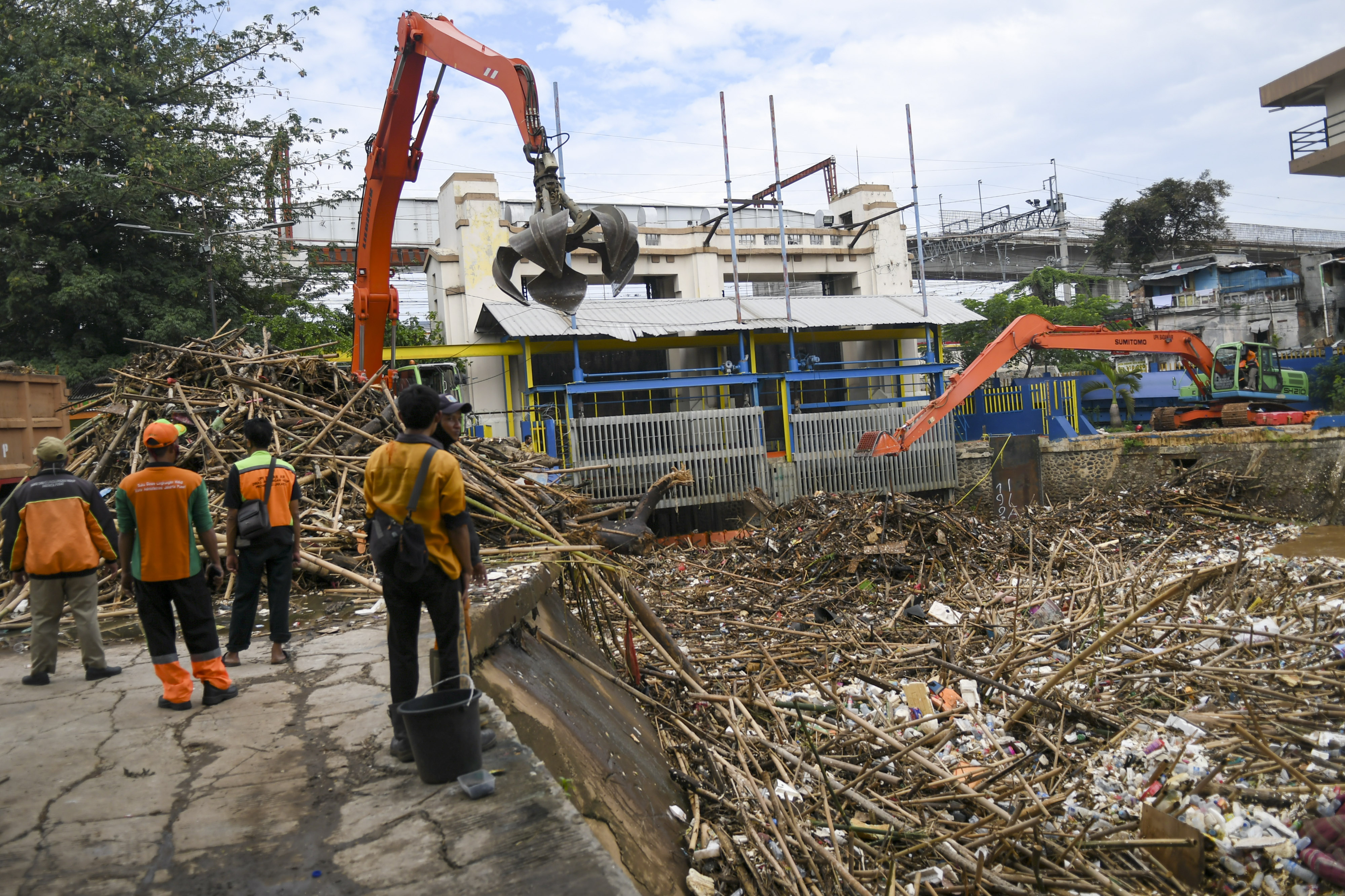 436 Meter Kubik Sampah Diangkut dari Pintu Air dan Jembatan DKI