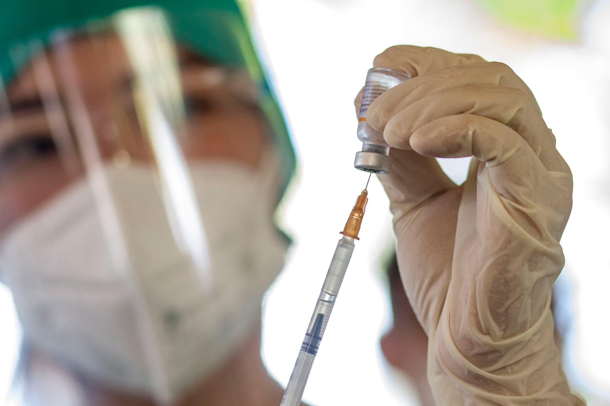 Petugas kesehatan menyiapkan vaksin covid-19 Sinovac di Rumah Sakit Liun Kendage Tahuna, Sulawesi Utara, Senin (1/2).