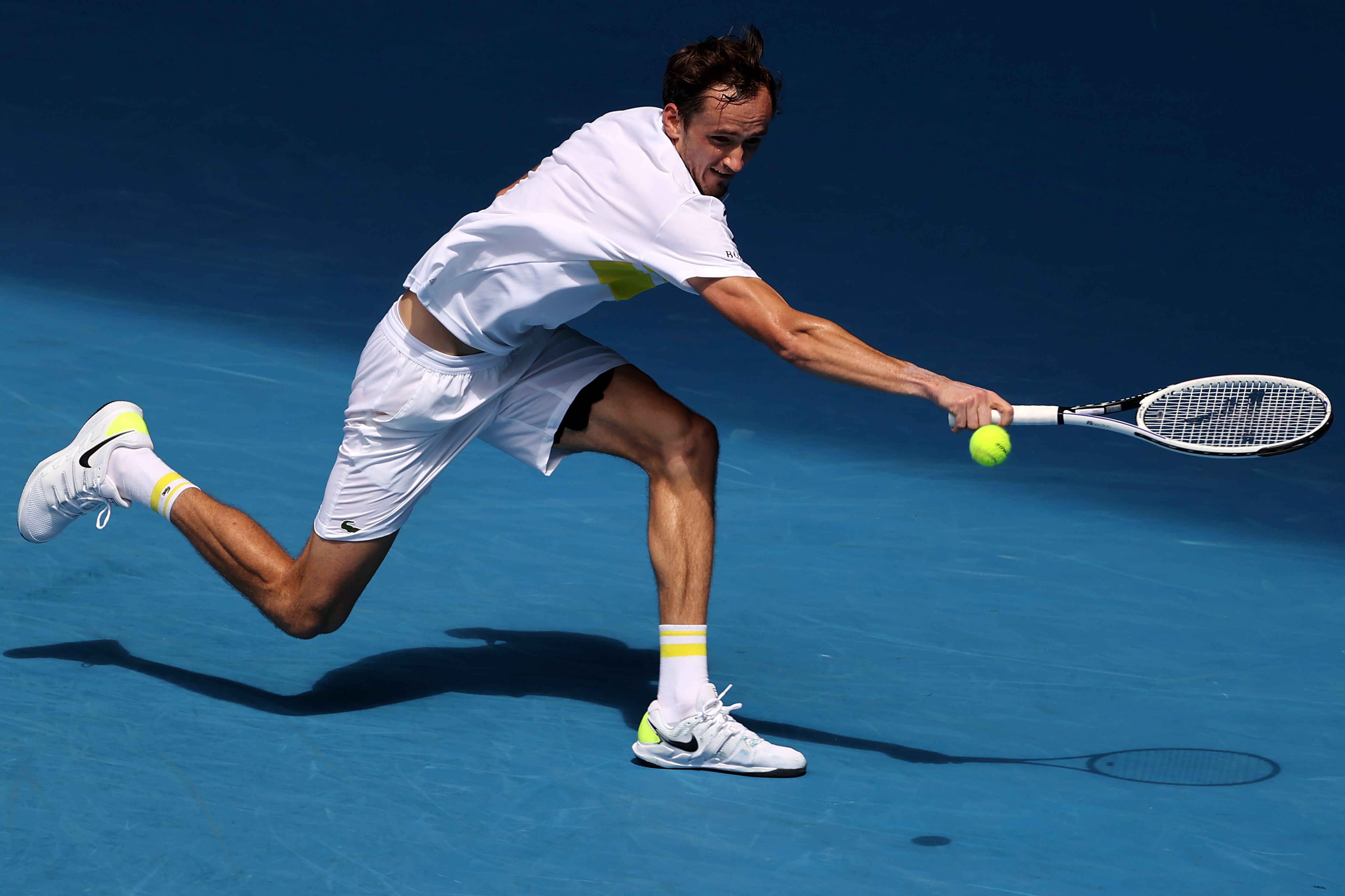  Petenis Rusia, Daniil Medvedev, berusaha mengembalikan bola ke arah lawannya Filip Krajinovic dari Serbia. 