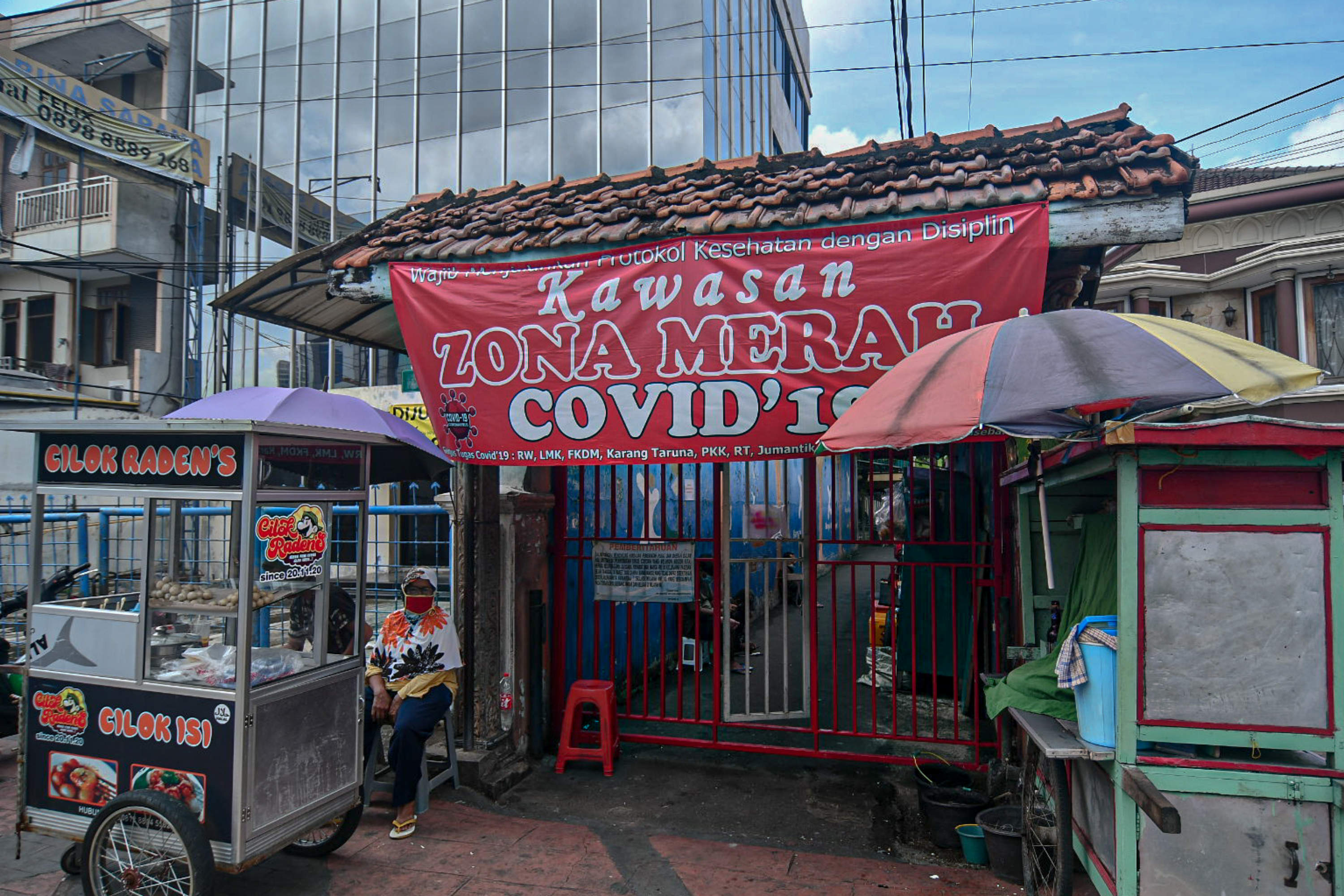 Jakbar Beri Tanda Zona Covid di Rumah Ketua RT Selama PPKM Mikro