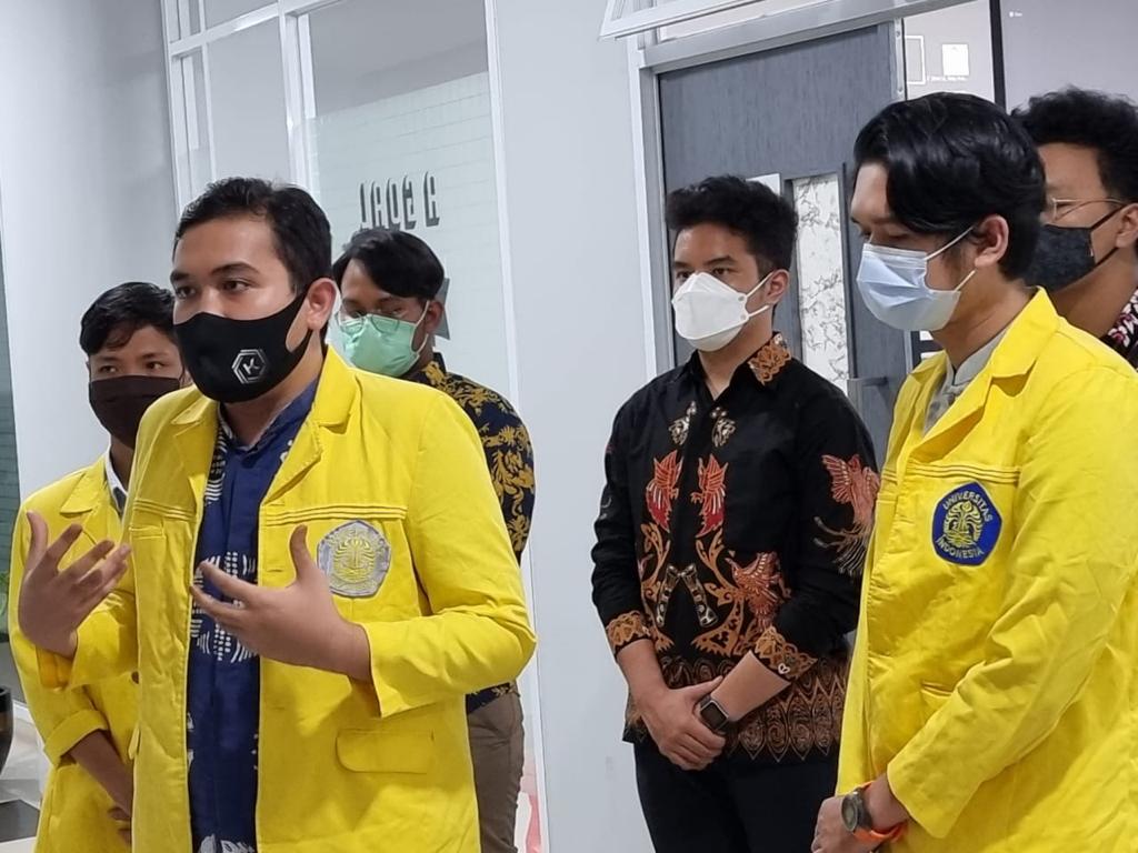 Ketua DPM UI, Yosia Setiadi Panjaitan  (kedua dari kiri) saat memberi keterangan.