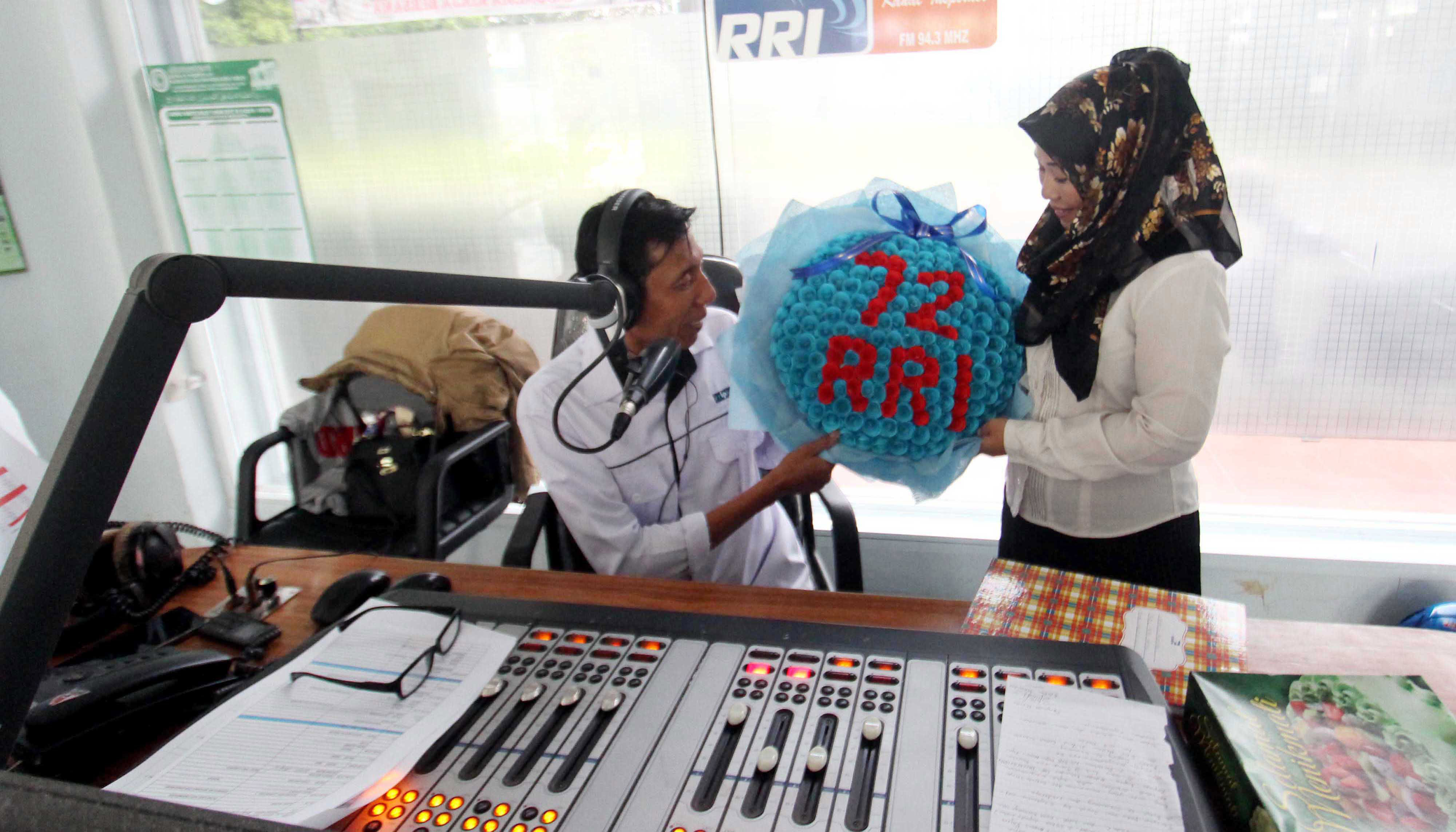  DUA penyiar RRI tengah melakukan aktivitas di salah satu studio. 