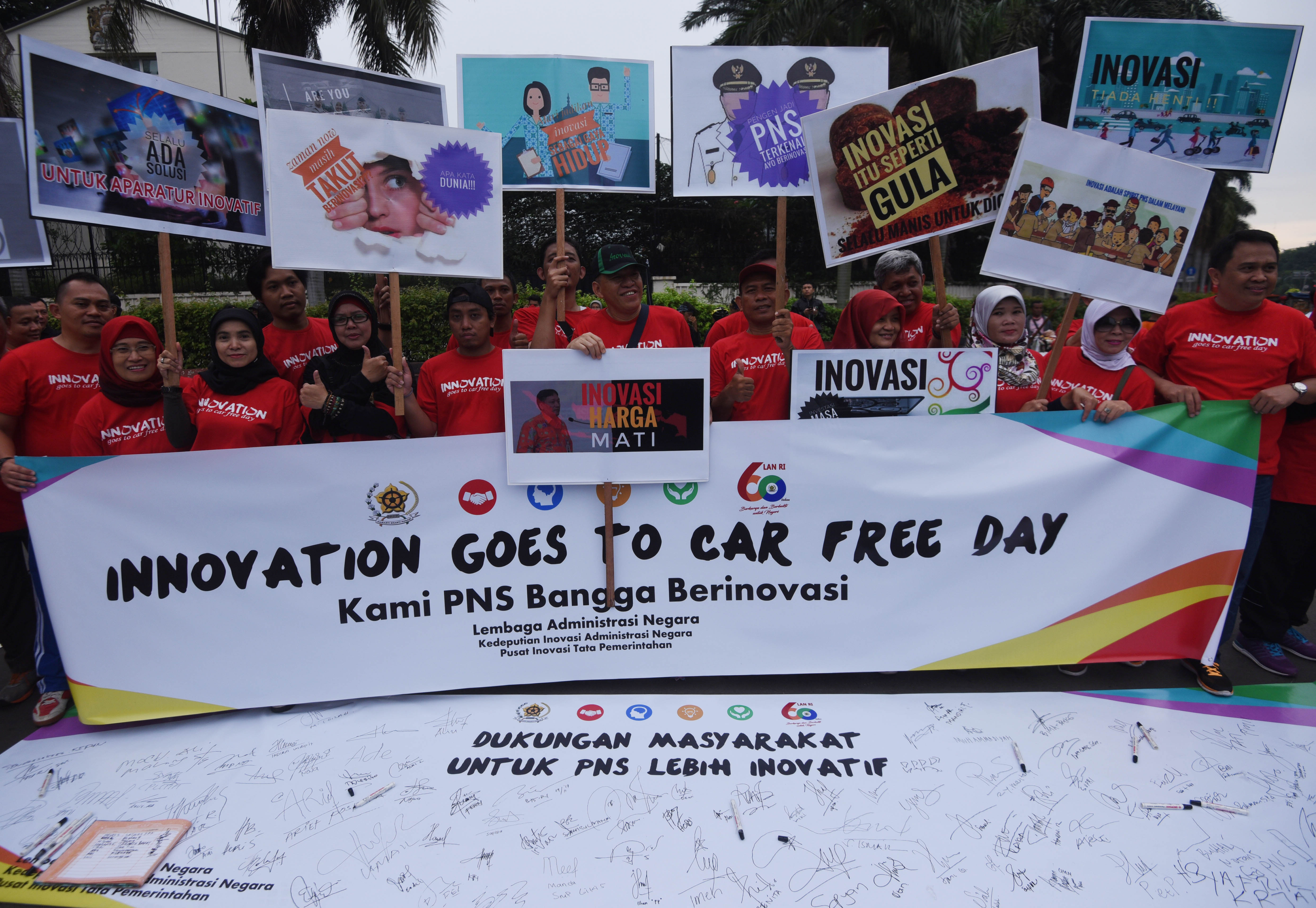 AKSI INOVASI PNS: Sejumlah Pegawa Negeri Sipil (PNS) dari Lembaga Administrasi Negara (LAN) menggelar aksi damai di Jakarta.