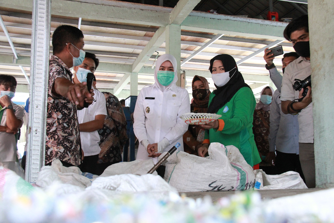 Wakil Wali Kota Palembang Fitrianti Agustinda (tengah) mengunjungi Tempat Pembuangan Sampah TPS 3R di Sekuning Ilir Barat I, Kamis (4/2).