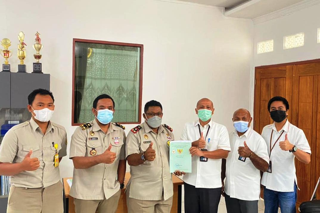 Kepala BPN/ATR Kabupaten Jayapura Yosep Simon Done saat menyerahkan secara simbolis ratusan sertifikat milik PLN UIP Papua, Rabu (10/2).