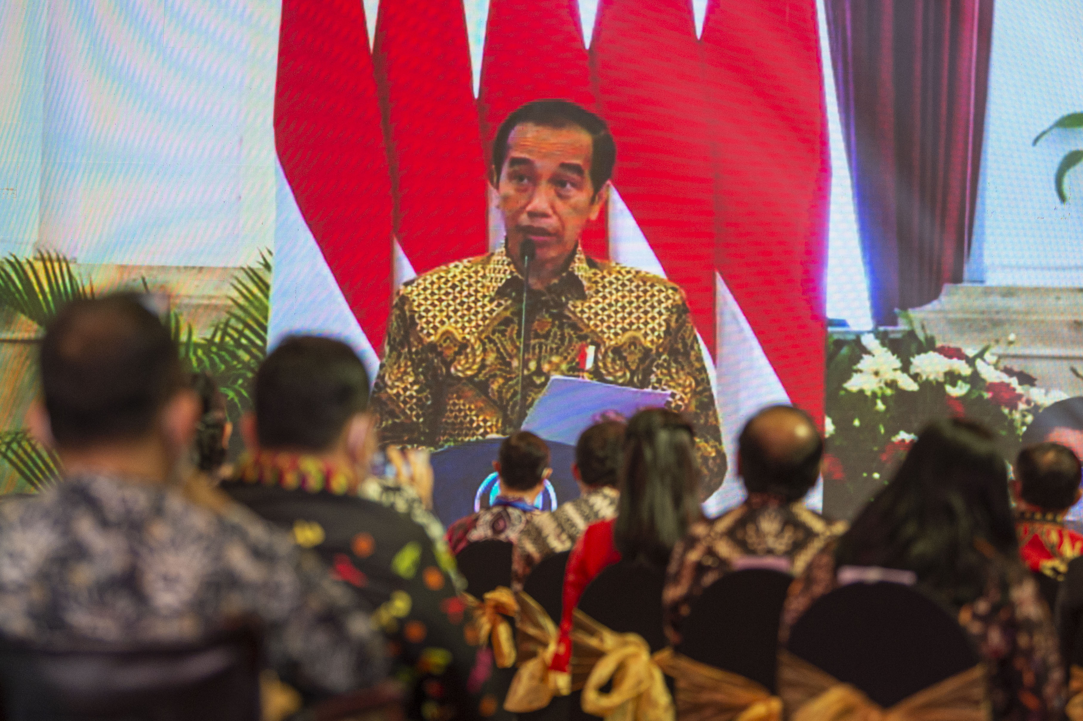 Jokowi Minta Kepala Daerah Optimalkan PPKM Mikro