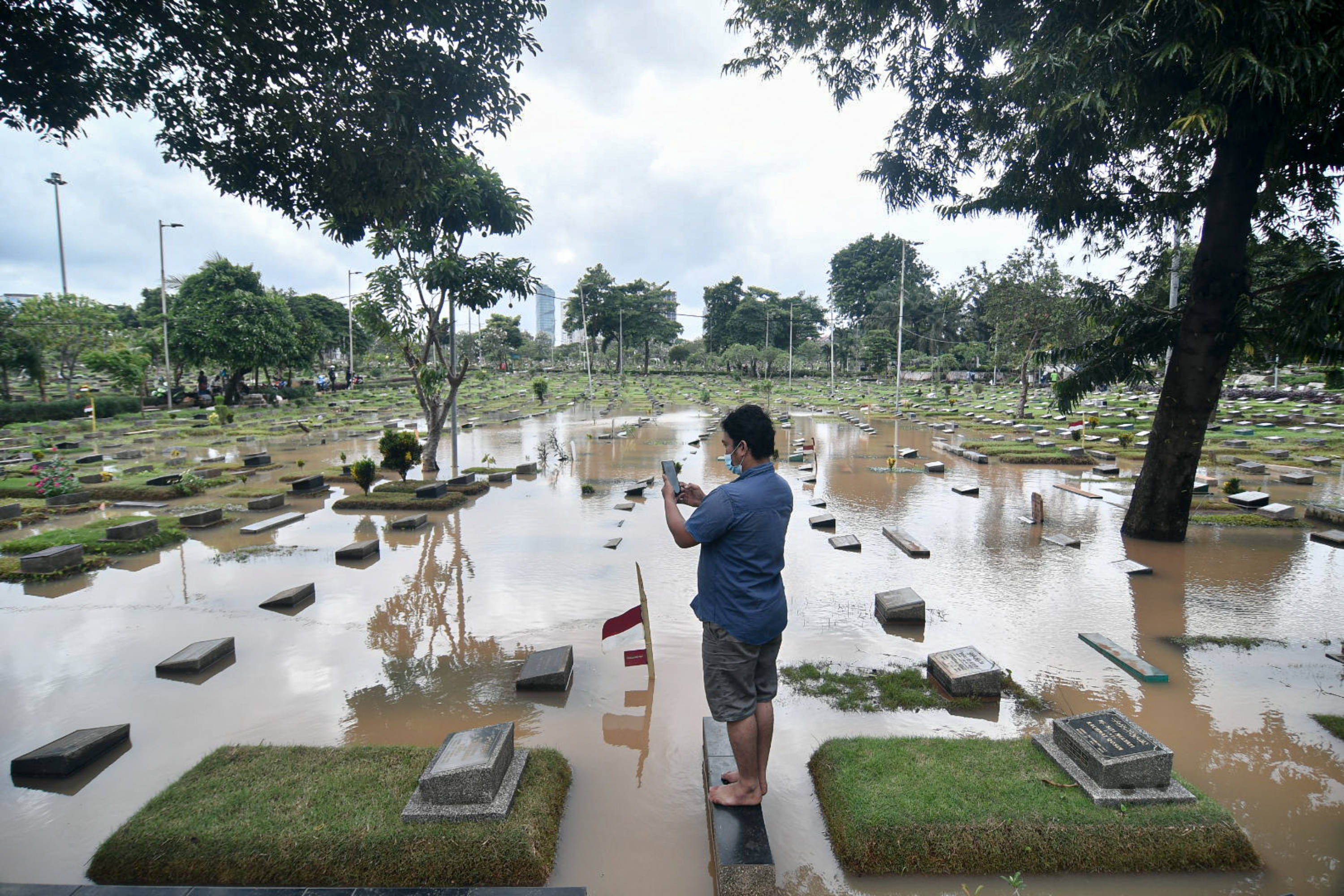 Genangan air merendam sejumlah makam di Tempat Pemakaman Umum (TPU) Karet Bivak, Jakarta, akibat hujan deras semalam.