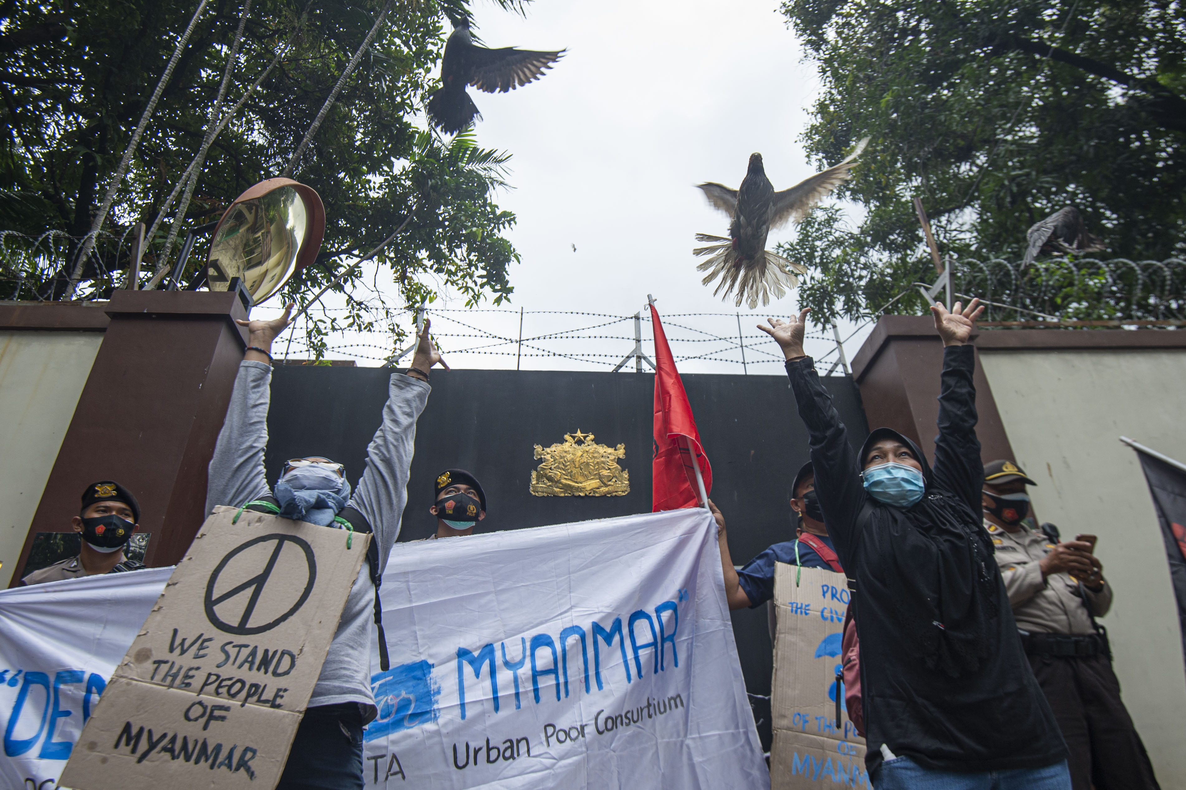 Pengunjuk rasa melakukan aksi damai mengecam kudeta militer Myanmar di depan Kedutaan besar Myanmar, Jakarta, Jumat (5/2/2021).