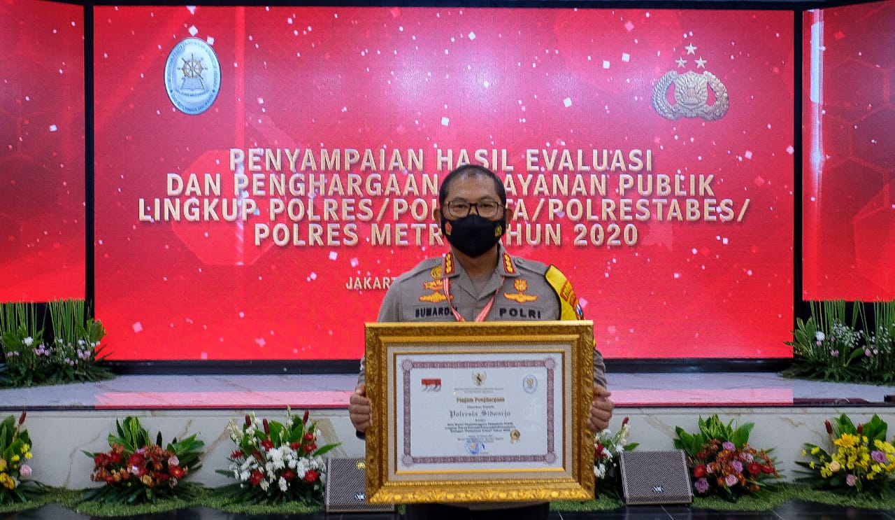 Polresta Sidoarjo menerima penghargaan pelayanan publik kategori Pelayanan Prima (A) dari Kementrian PANR.