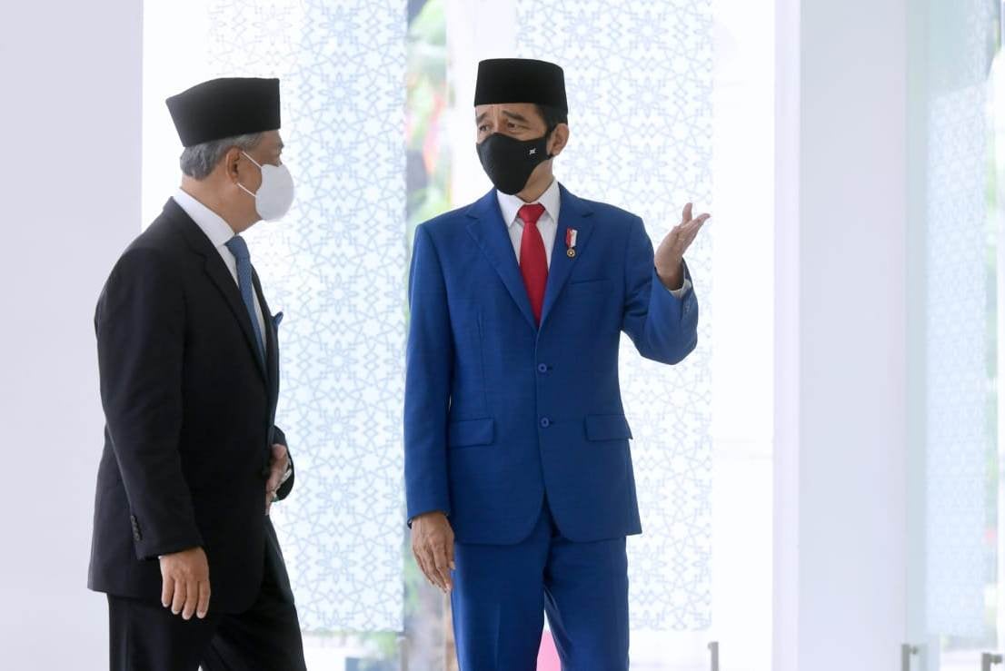 Presiden Joko Widodo dan Perdana Menteri Malaysia Muhyiddin Yassin melaksanakan salat Jumat berjemaah di Masjid Baiturrahim.