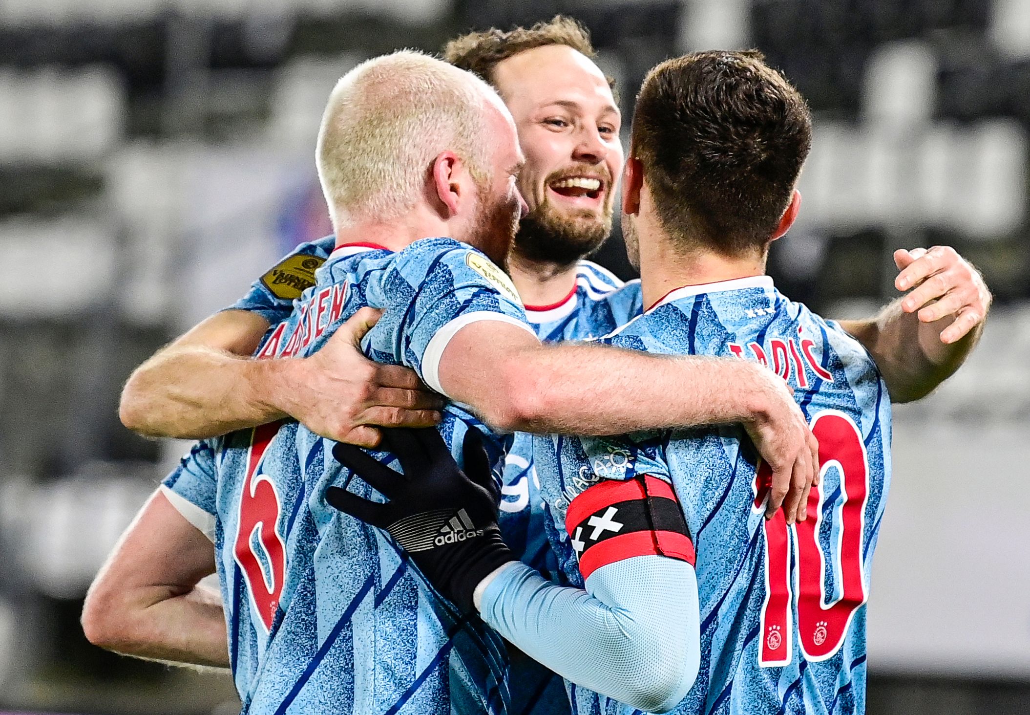 Pemain Ajax Amsterdam merayakan gol ke gawang AZAlkmaar