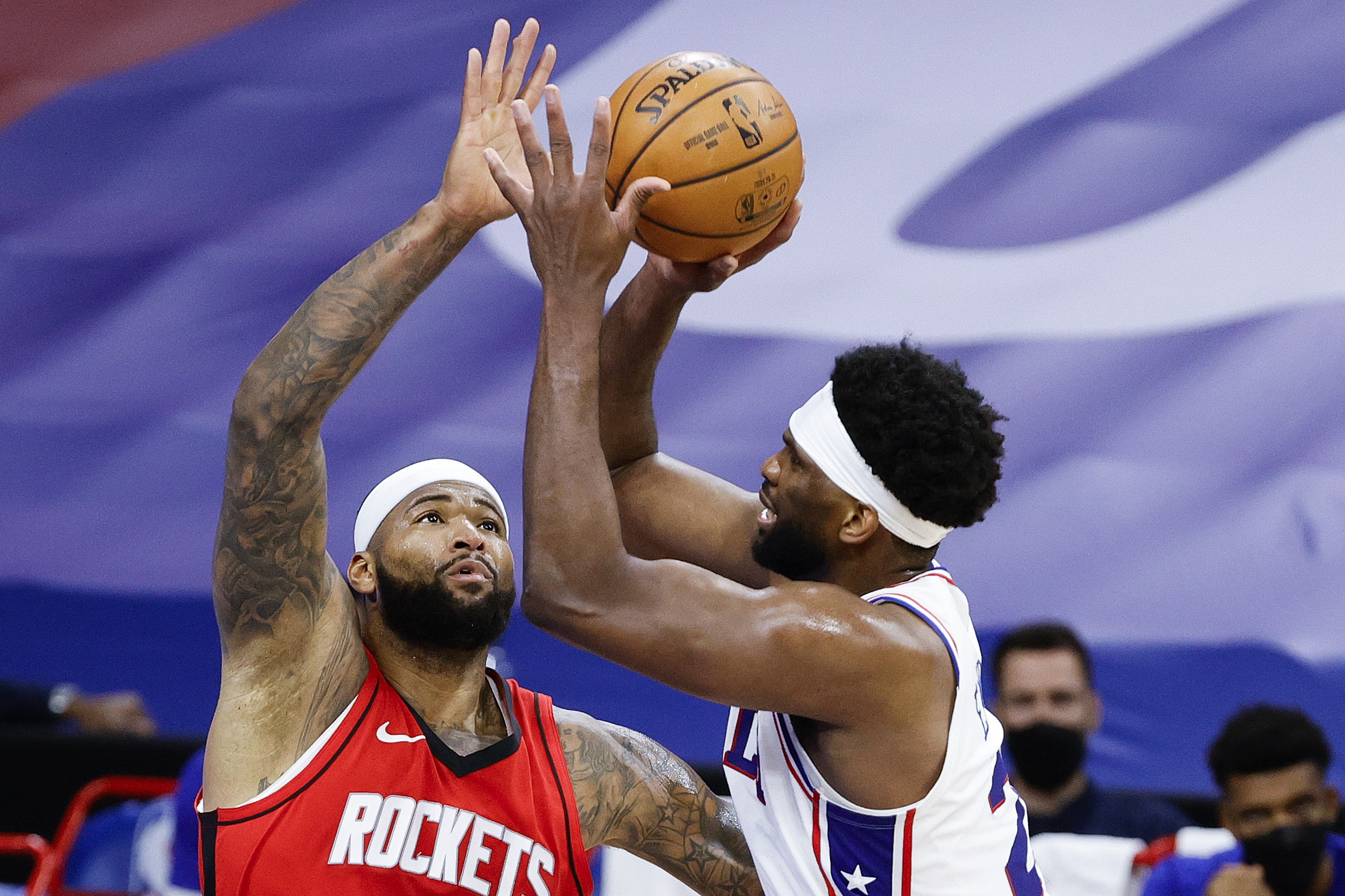  DeMarcus Cousins (kiri) dari Houston Rockets menghalangi Joel Embiid dari Philadelphia 76ers yang siap lakukan tembakan.