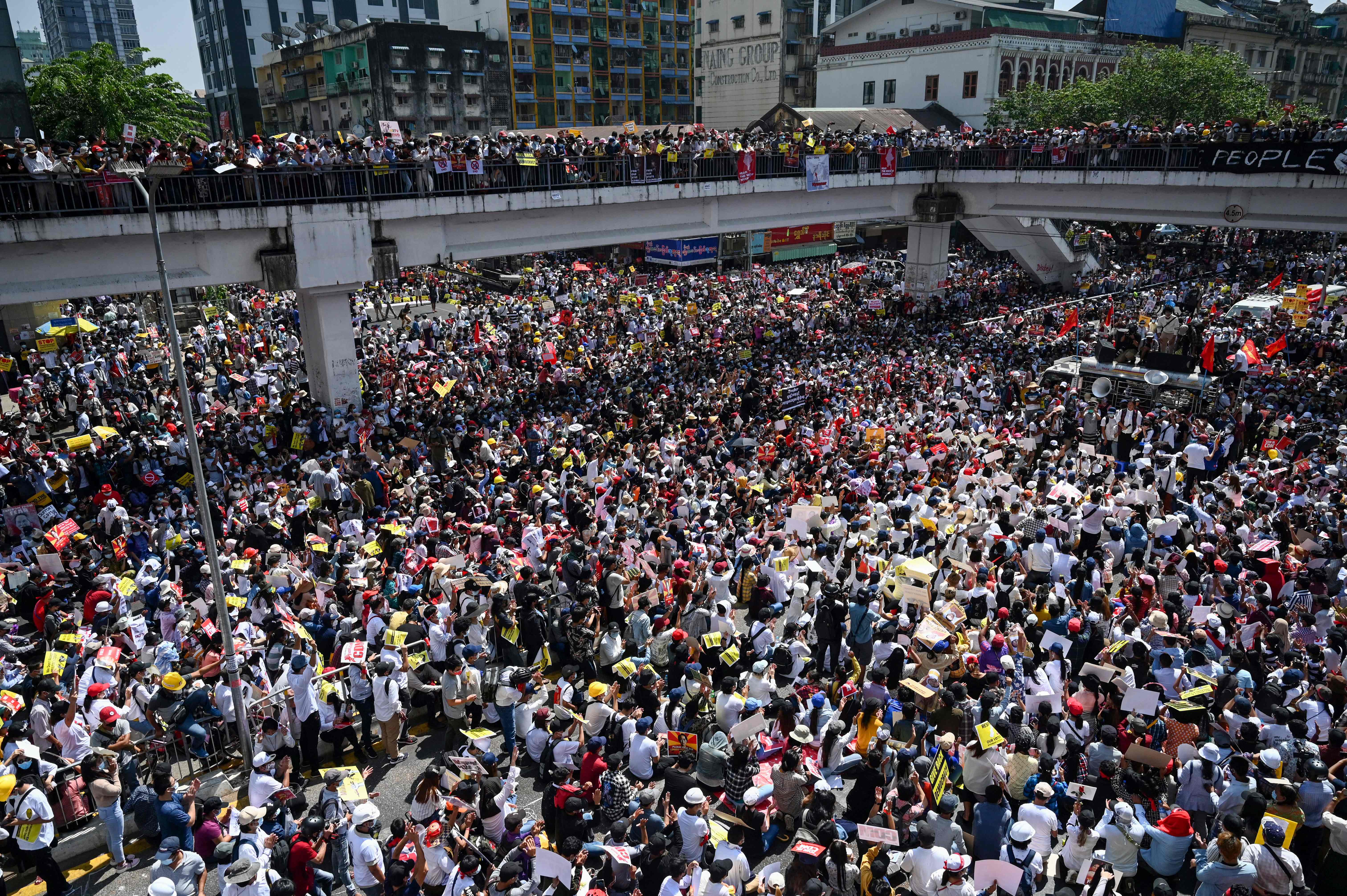 Demonstran yang menolak kudeta militer terpantau memenuhi ruas jalan utama di Yangon, Myanmar.