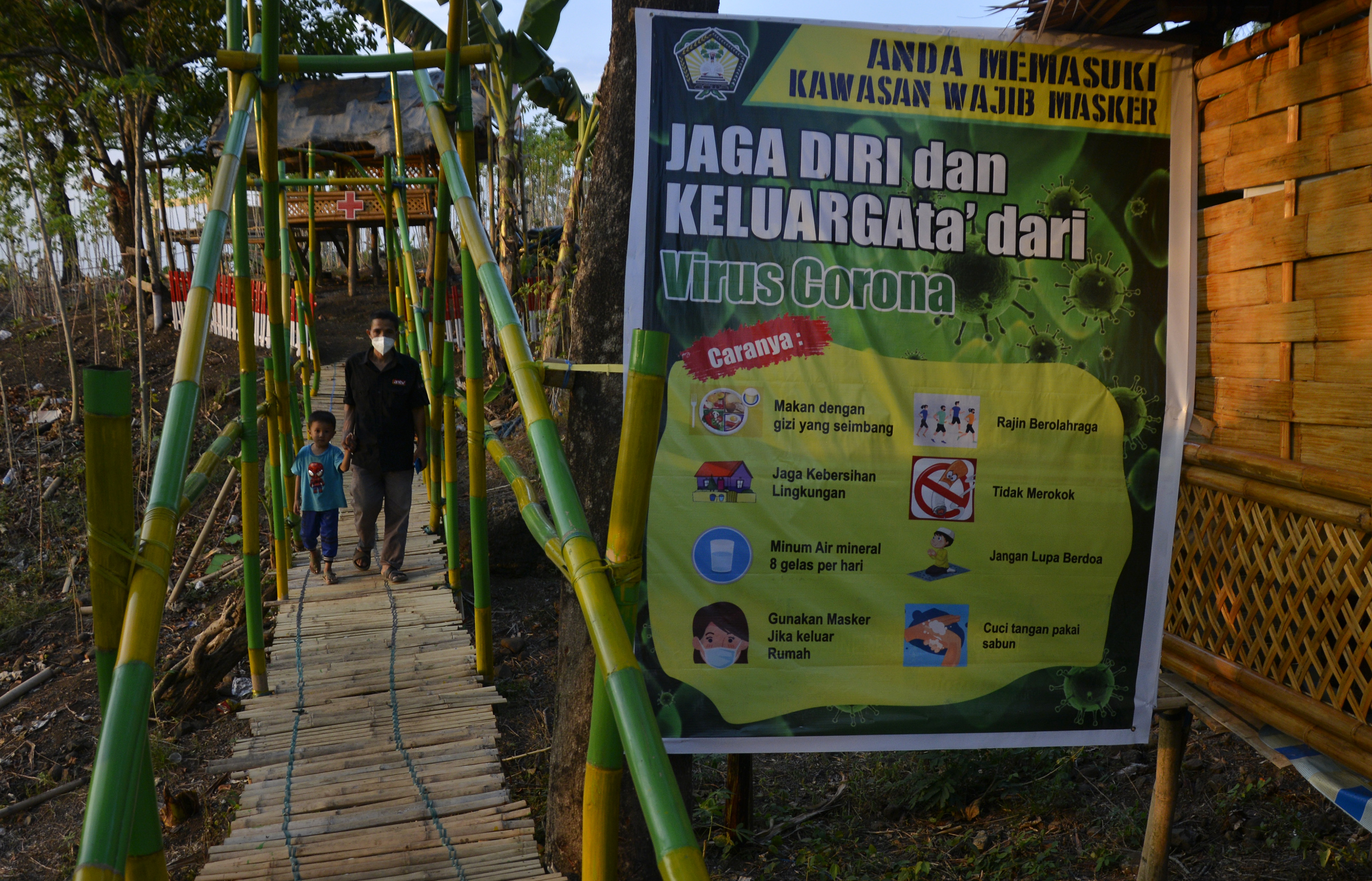 Warga berjalan di kawasan kampung 'rewako' (kampung berani) di Desa Pakkatto, Kecamatan Bontomarannu, Kabupaten Gowa, Sulawesi Selatan.