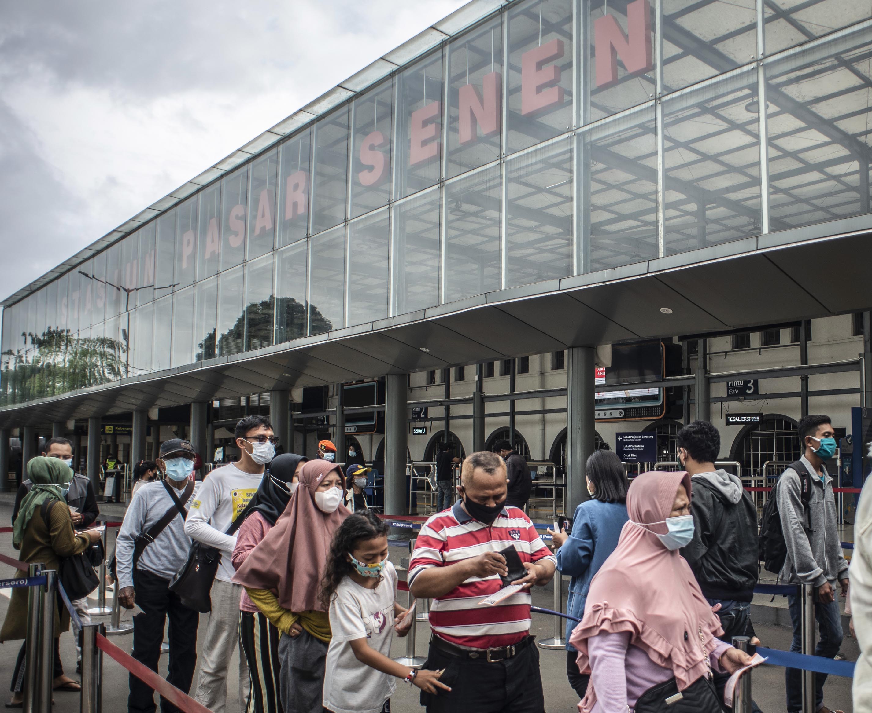 Stasiun Senen membatalkan seluruh perjalanan KA jarak jauh karena relnya terendam air, Minggu (21/2/2021)