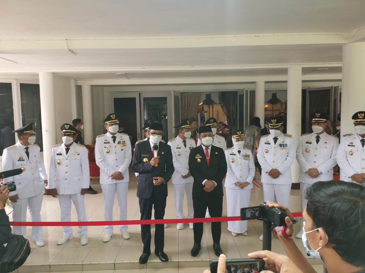 Gubernur Sulsel Nurdin Abdullah bersama Wagub Andi Sudirman Sulaiman berfoto bersama 11 kepala daerah terpilih, Jumat (26/2/2021).