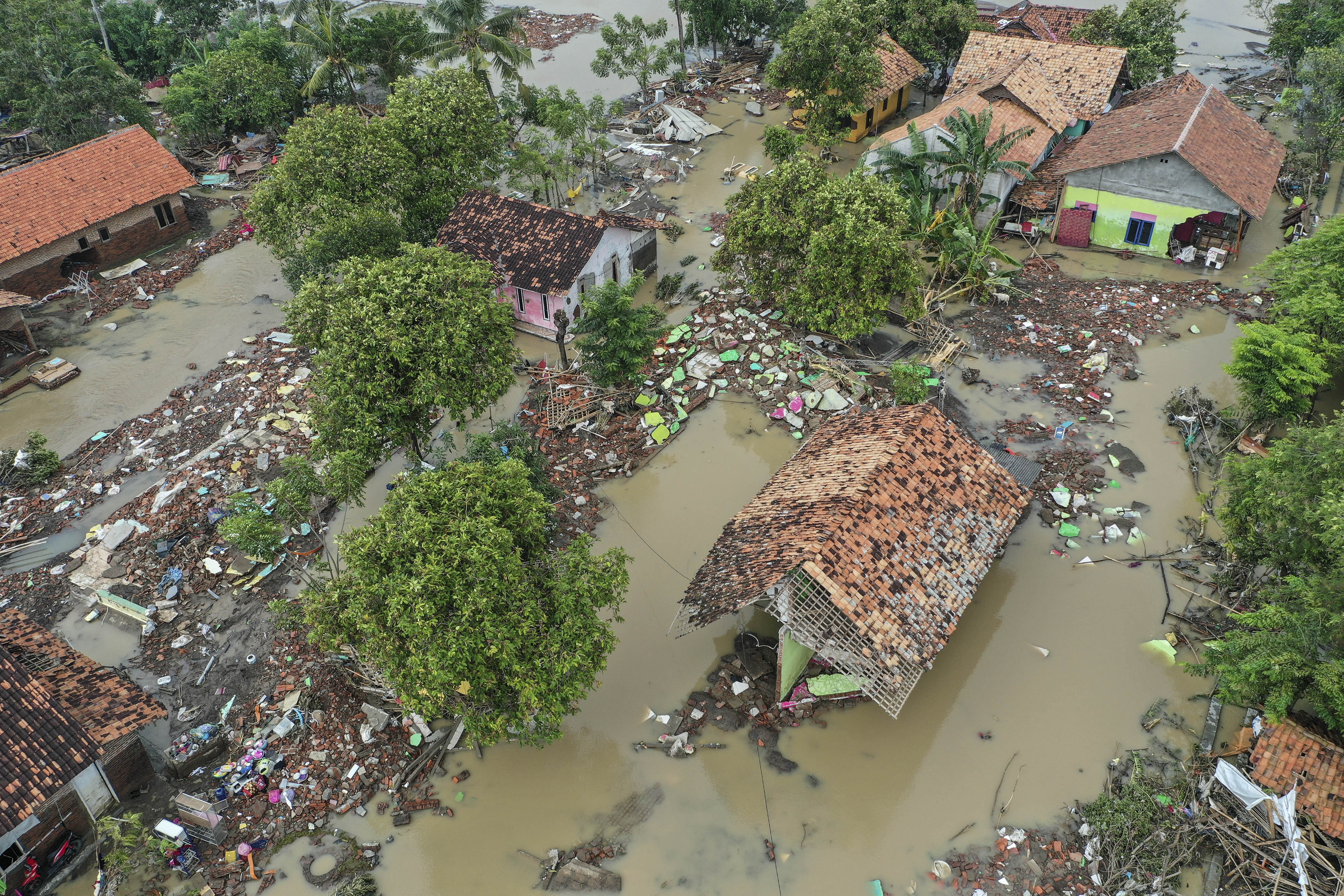 Foto udara pemukiman warga yang terdampak jebolnya tanggul Sungai Citarum di Jawa Barat.