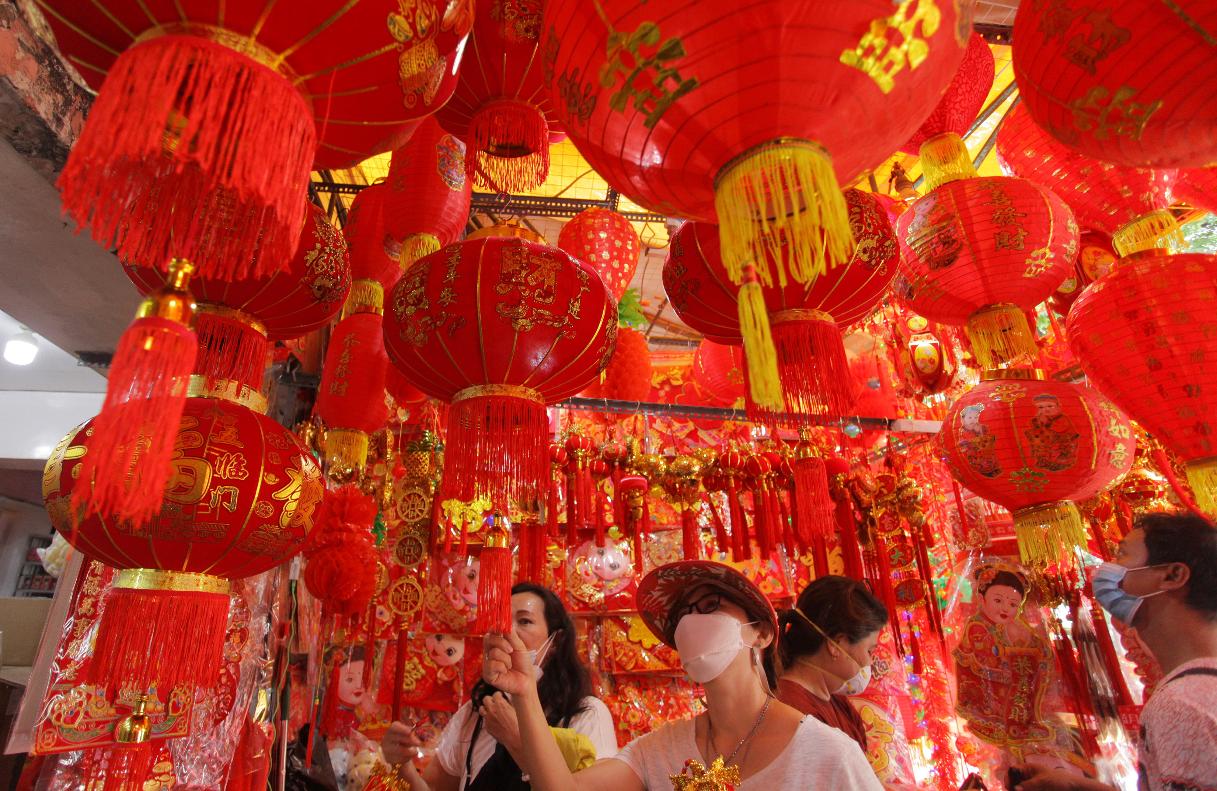 Penjualan pernak-[ernik Imlek di Pasar Glodok, Jakarta