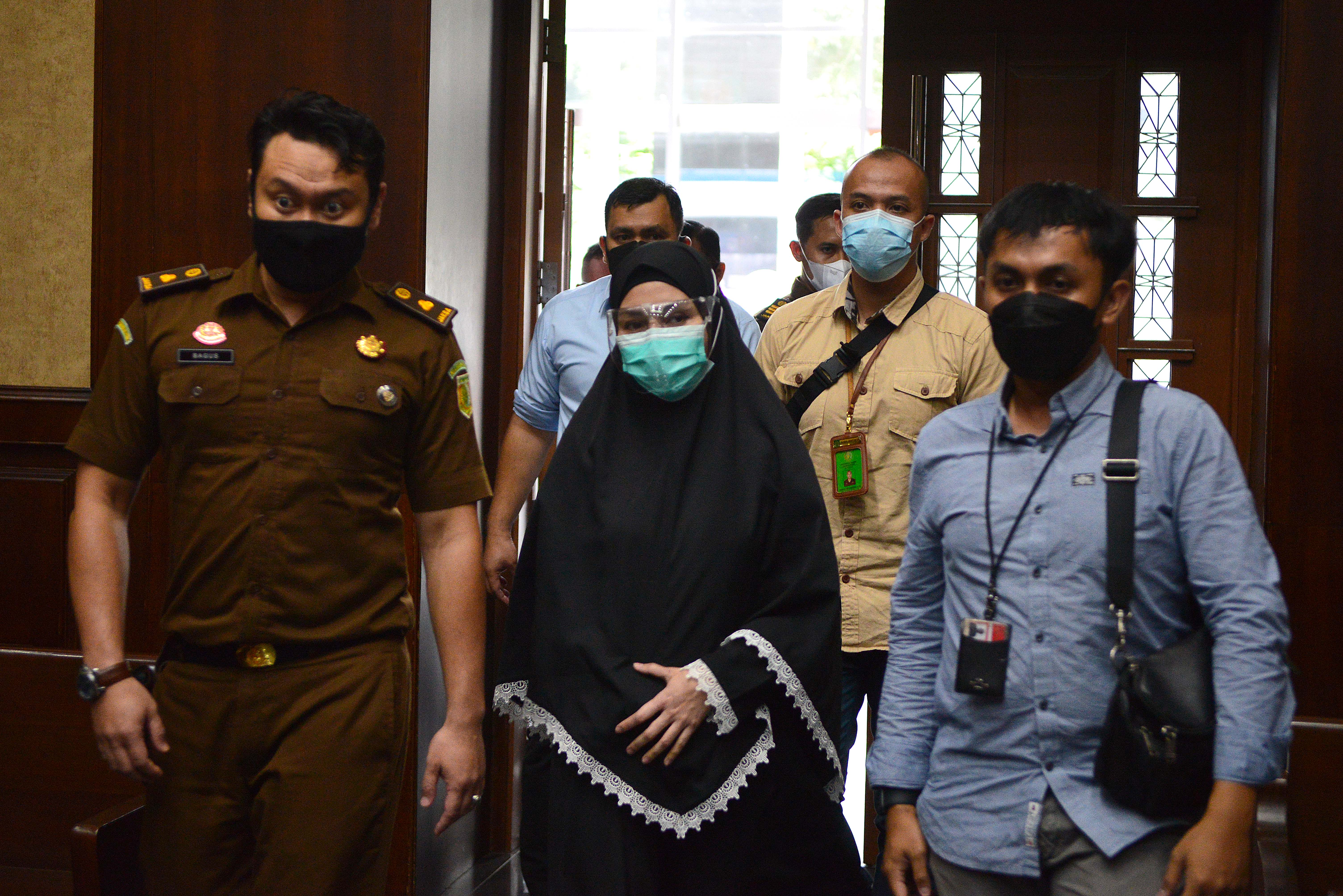 Terdakwa Pinangki Sirna Malasari dikawal ketat petugas saat menjalani sidang putusan di Pengadilan Tipikor, Jakarta, Senin (8/1/2021)
