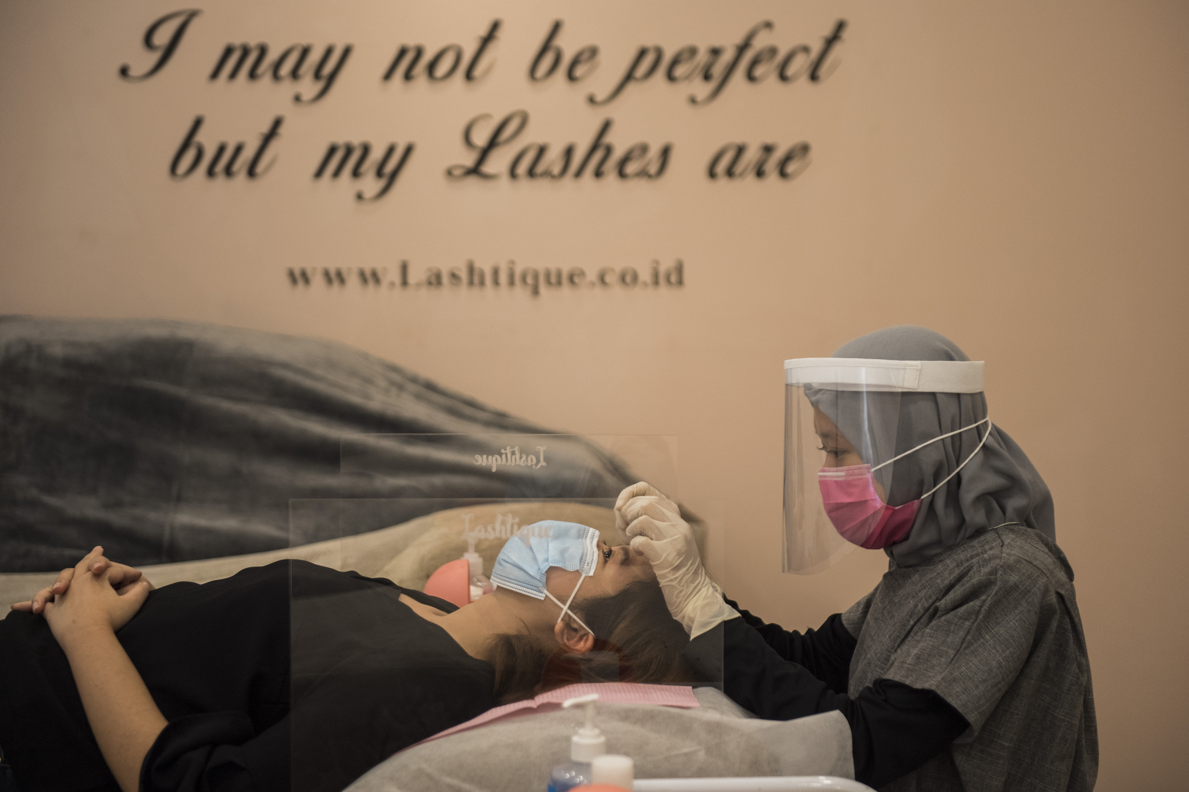 Simulasi pembukaan salon kecantikan pada masa adaptasi kebiasaan baru covid-19 di Bandung, Jawa Barat.