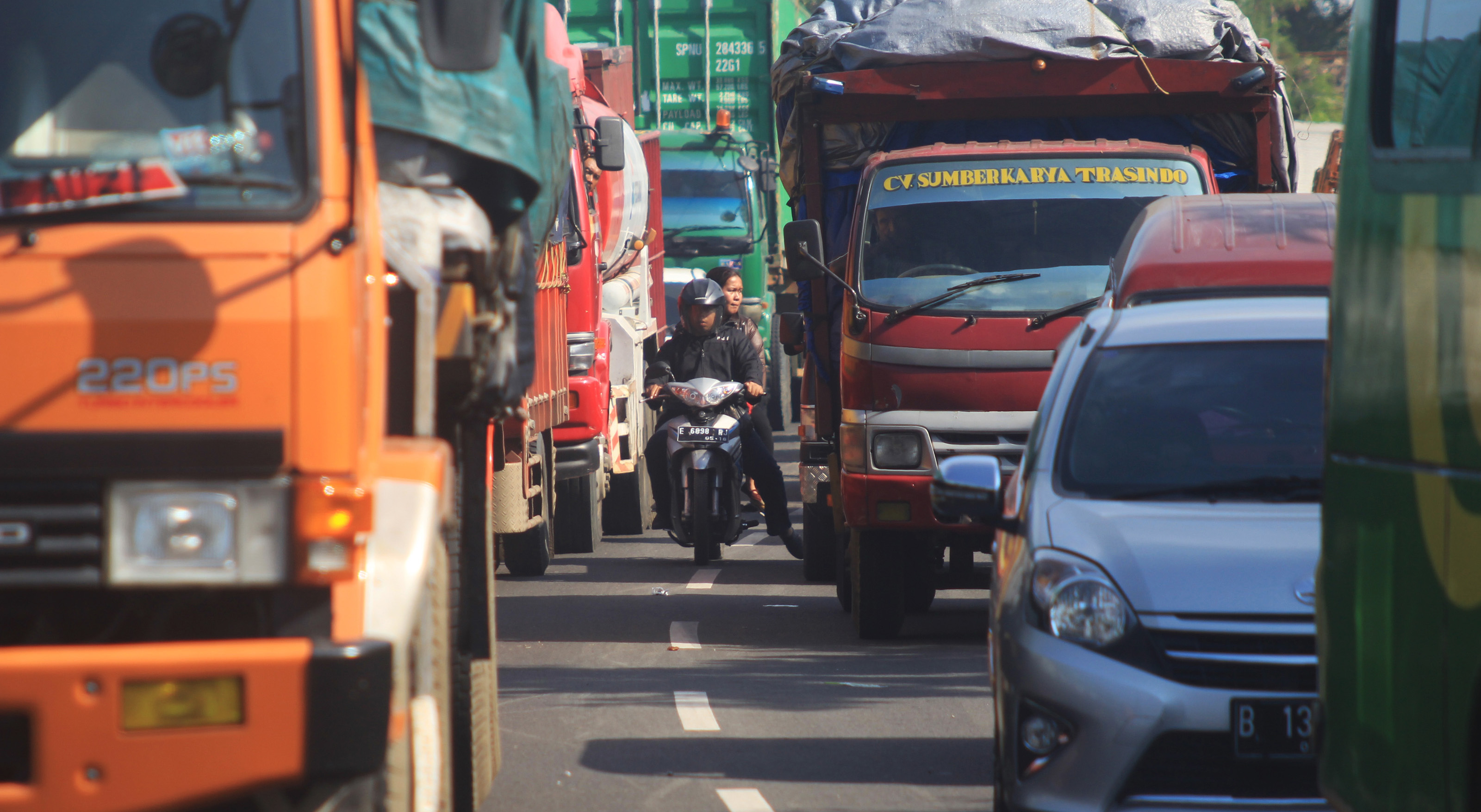 Banjir Genangi Pantura Indramayu, Kendaraan Antre 3 Jam