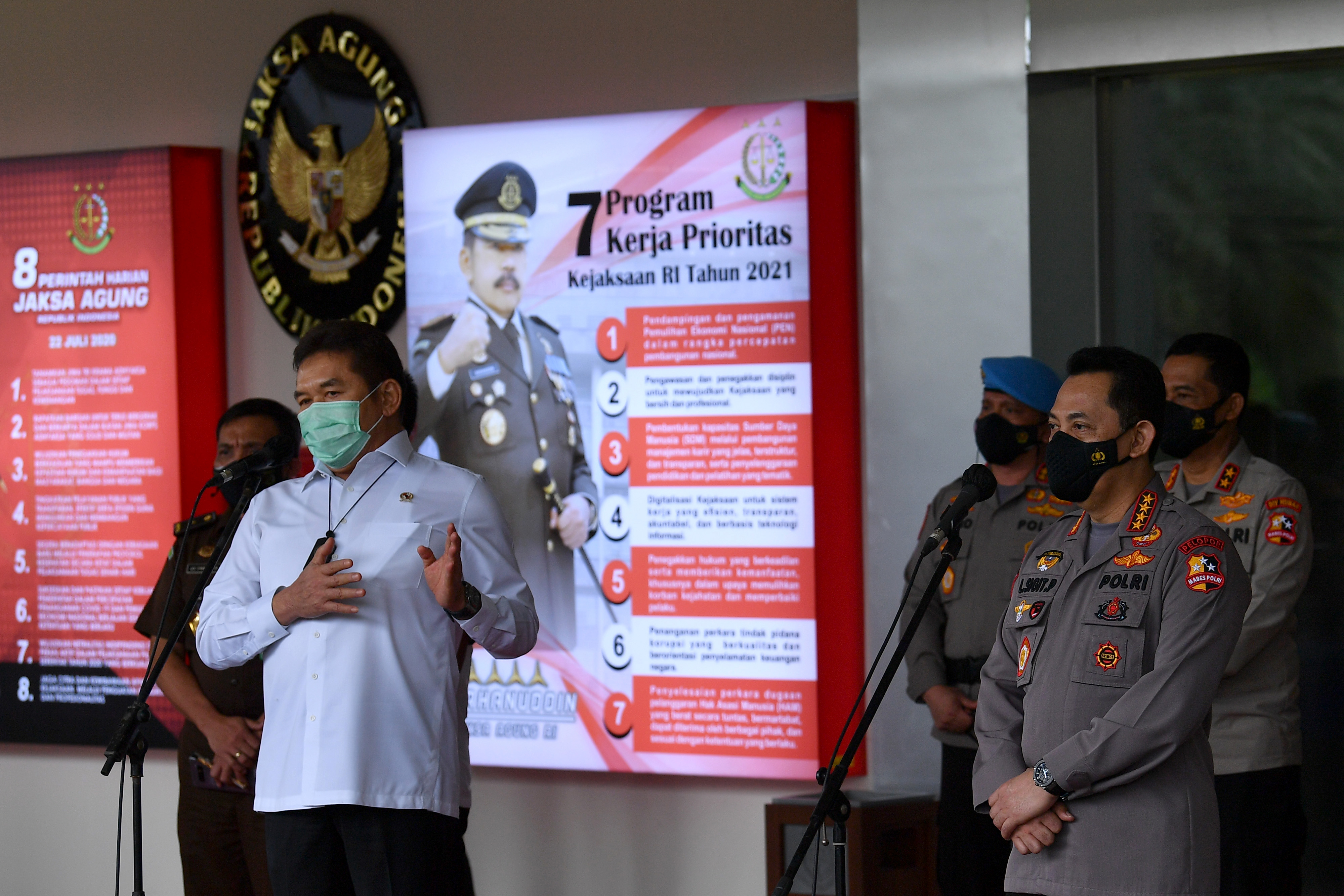 Kapolri Jenderal Pol Listyo Sigit Prabowo (kanan)  saat berkunjung ke Gedung Kejaksaan Agung, Jakarta, Rabu (3/2). 
