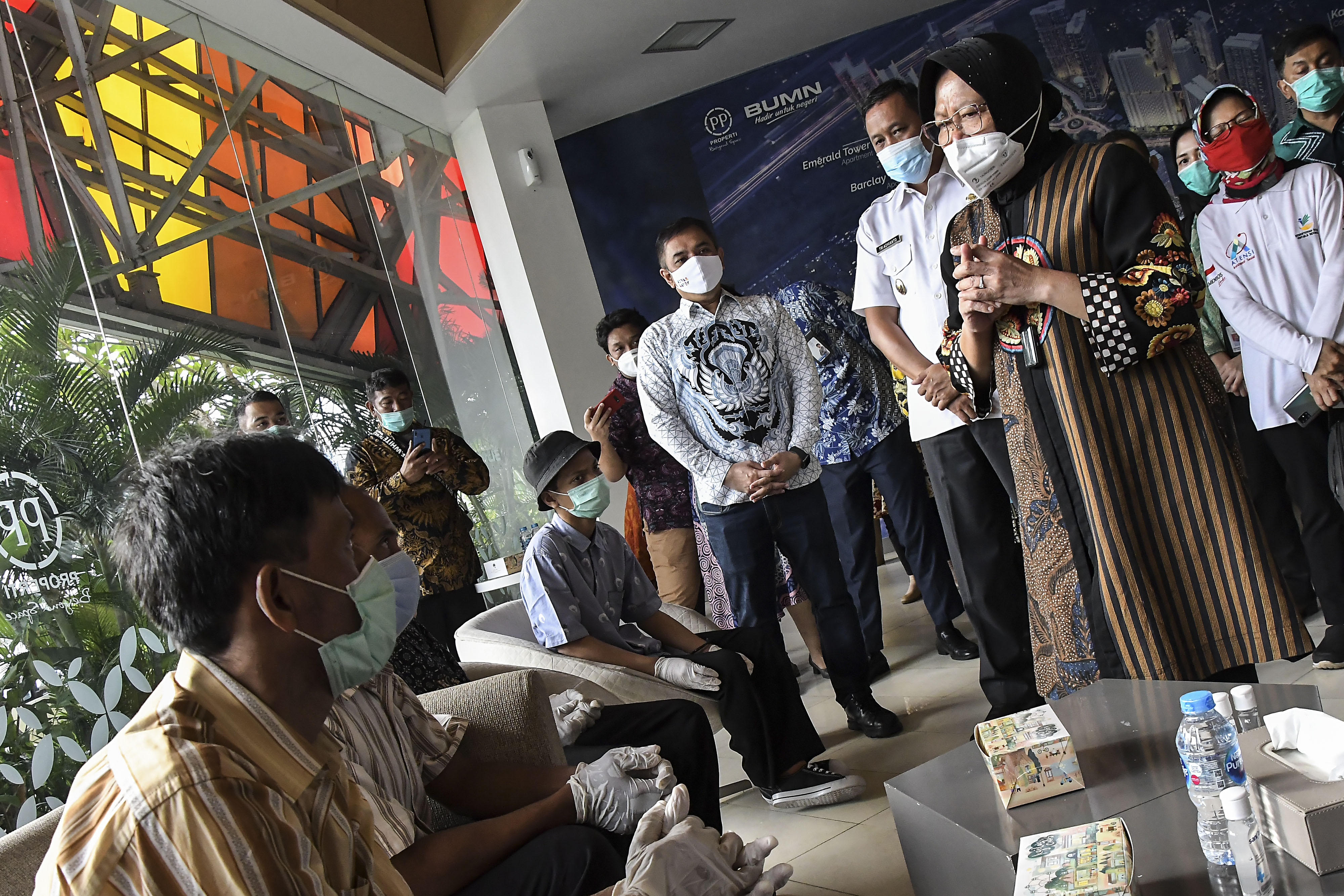 Menteri Sosial Tri Rismaharini (kanan) berbincang dengan sejumlah tunawisma