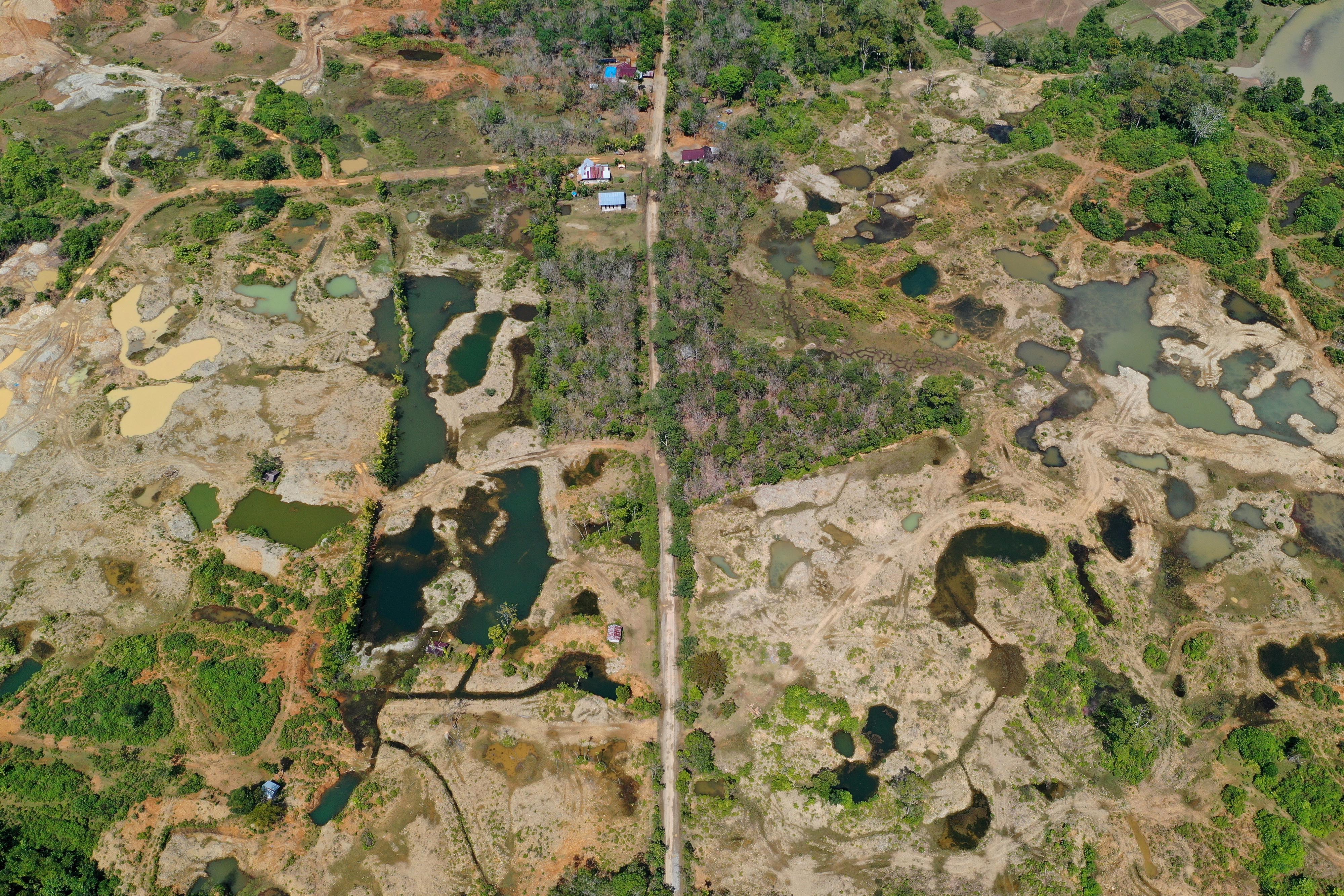 Kerusakan lingkungan di lokasi tambang emas ilegal yang berada di Kawasan Ekosistem Leuser, Kabupaten Nagan Raya, Aceh.
