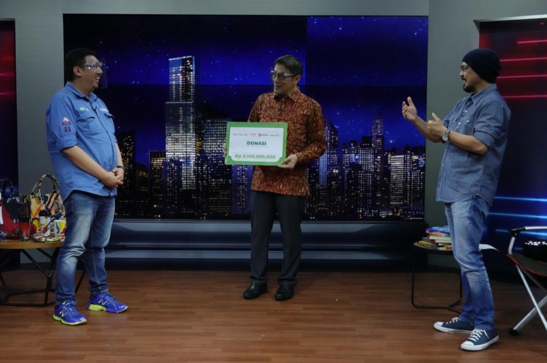 Penyerahan donasi dari Sogo untuk puskesmas di Indonesia.