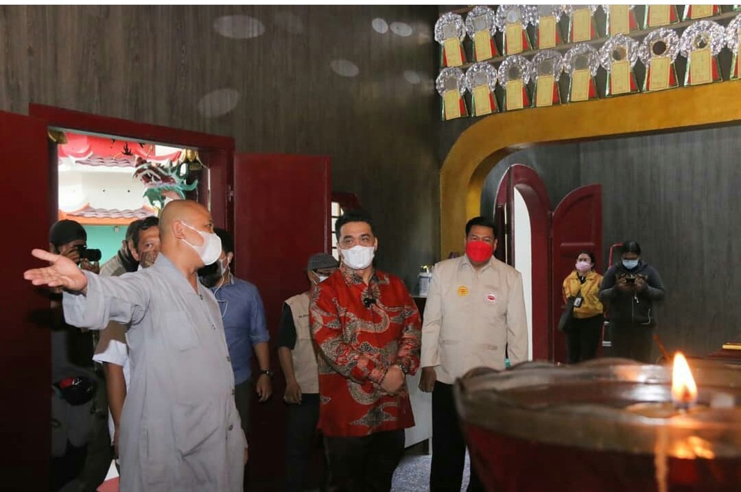 Wakil Gubernur DKI Jakarta Ahmad Riza Patria (tengah) mengunjungi Vihara Lalitavistara, Cilincing, Jakarta Utara,  Jumat (12/2/2021) sore.