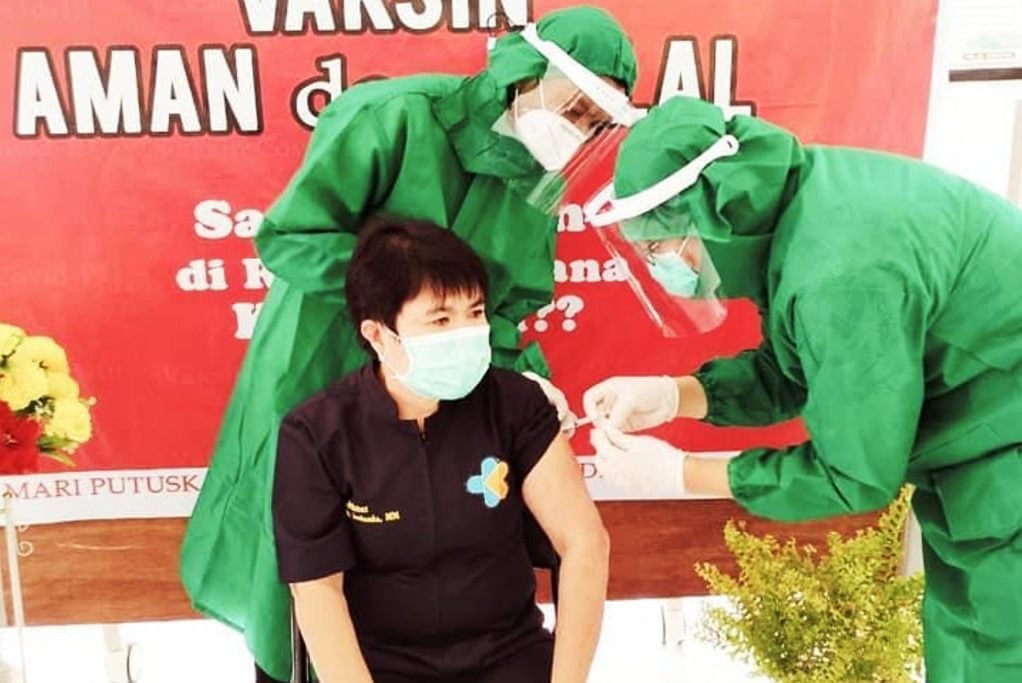 Nakes divaksin di Kaimana.