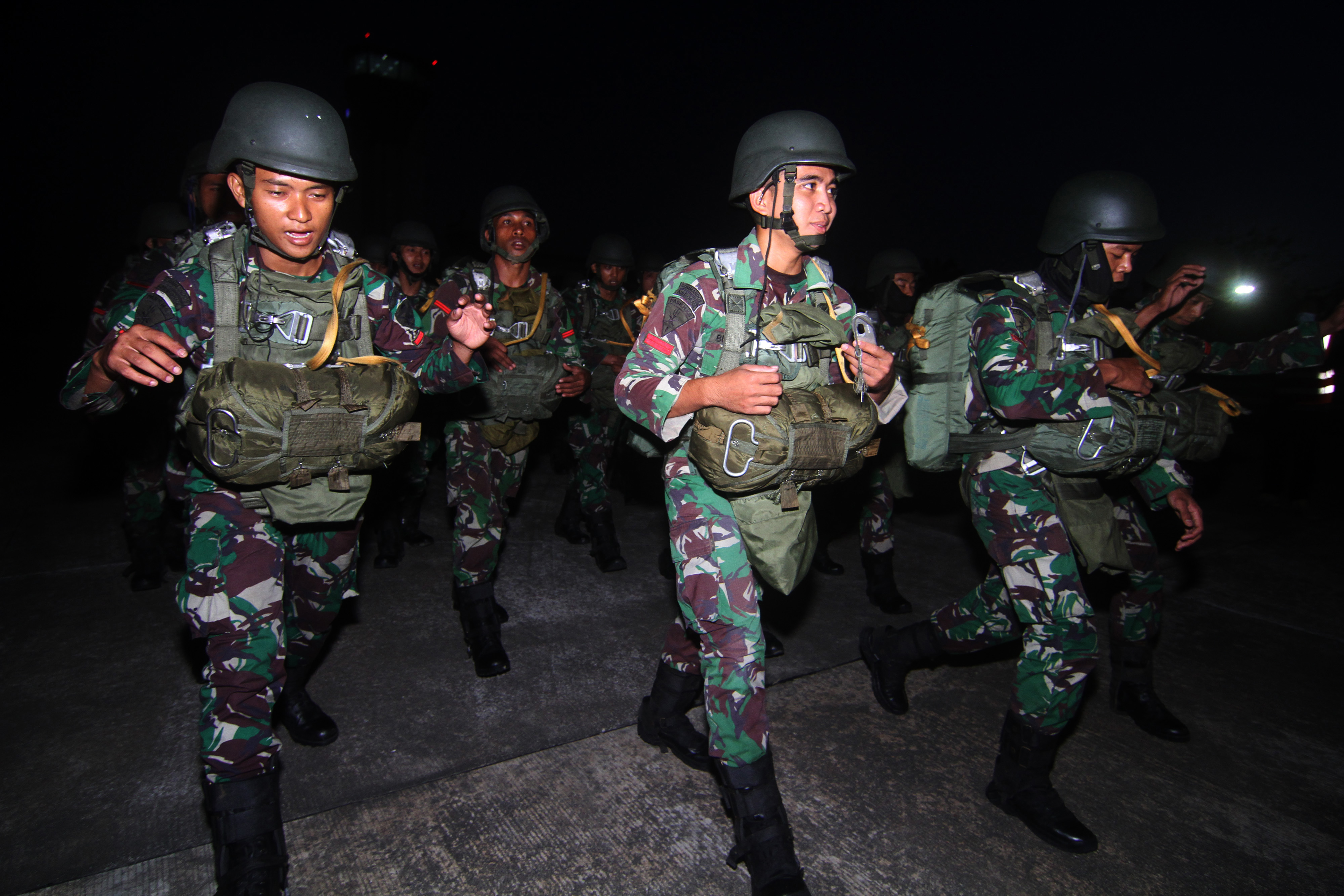 Sejumlah prajurit TNI AU berlari menuju pesawat di wilayah Lanud Supadio, Kalimantan Barat.