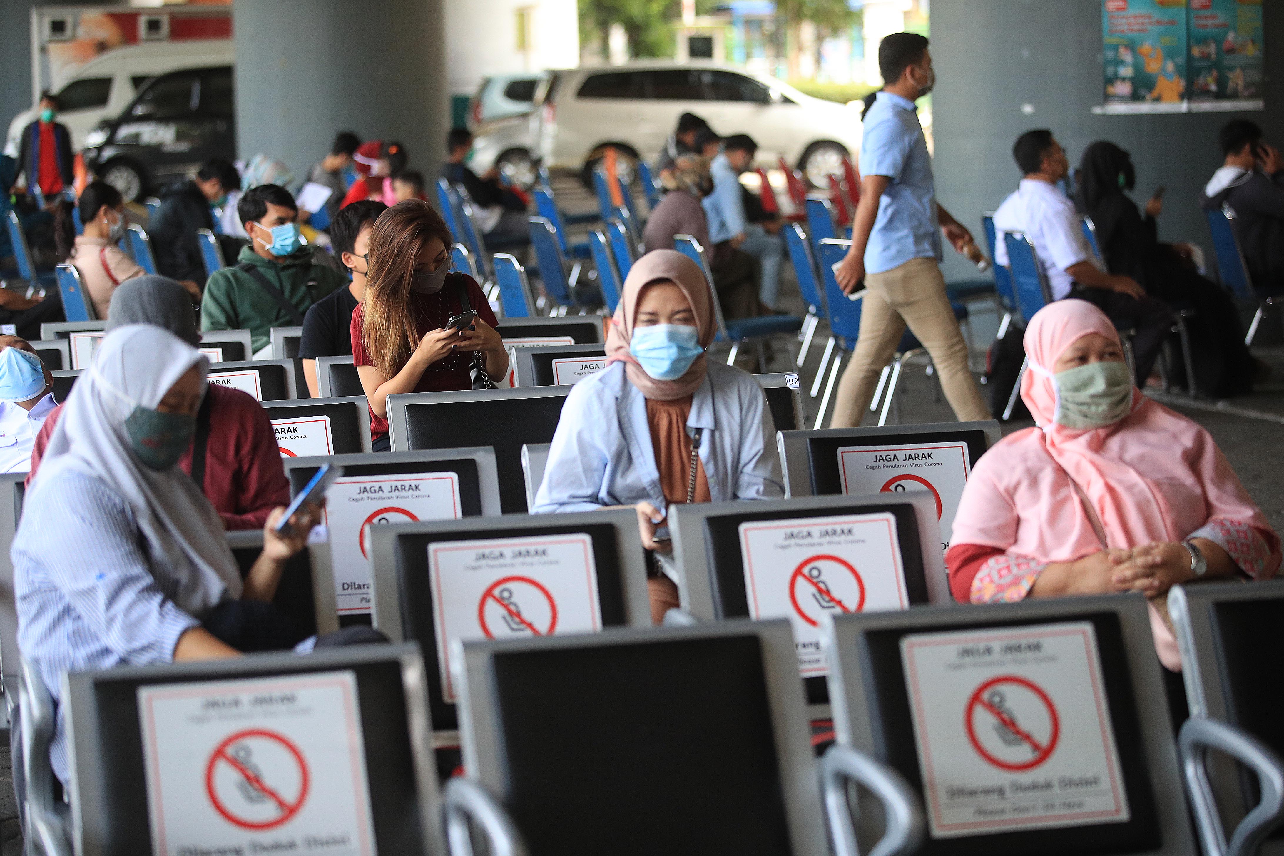  Suasana antrian calon penumpang  di Stasiun Gambir, Jakarta