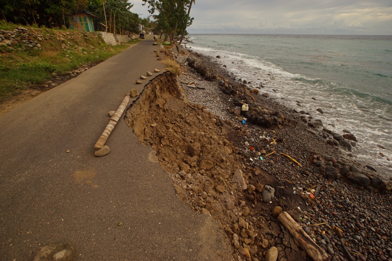 Jalan Maunori Ende Nyaris Putus Akibat Abrasi Pantai