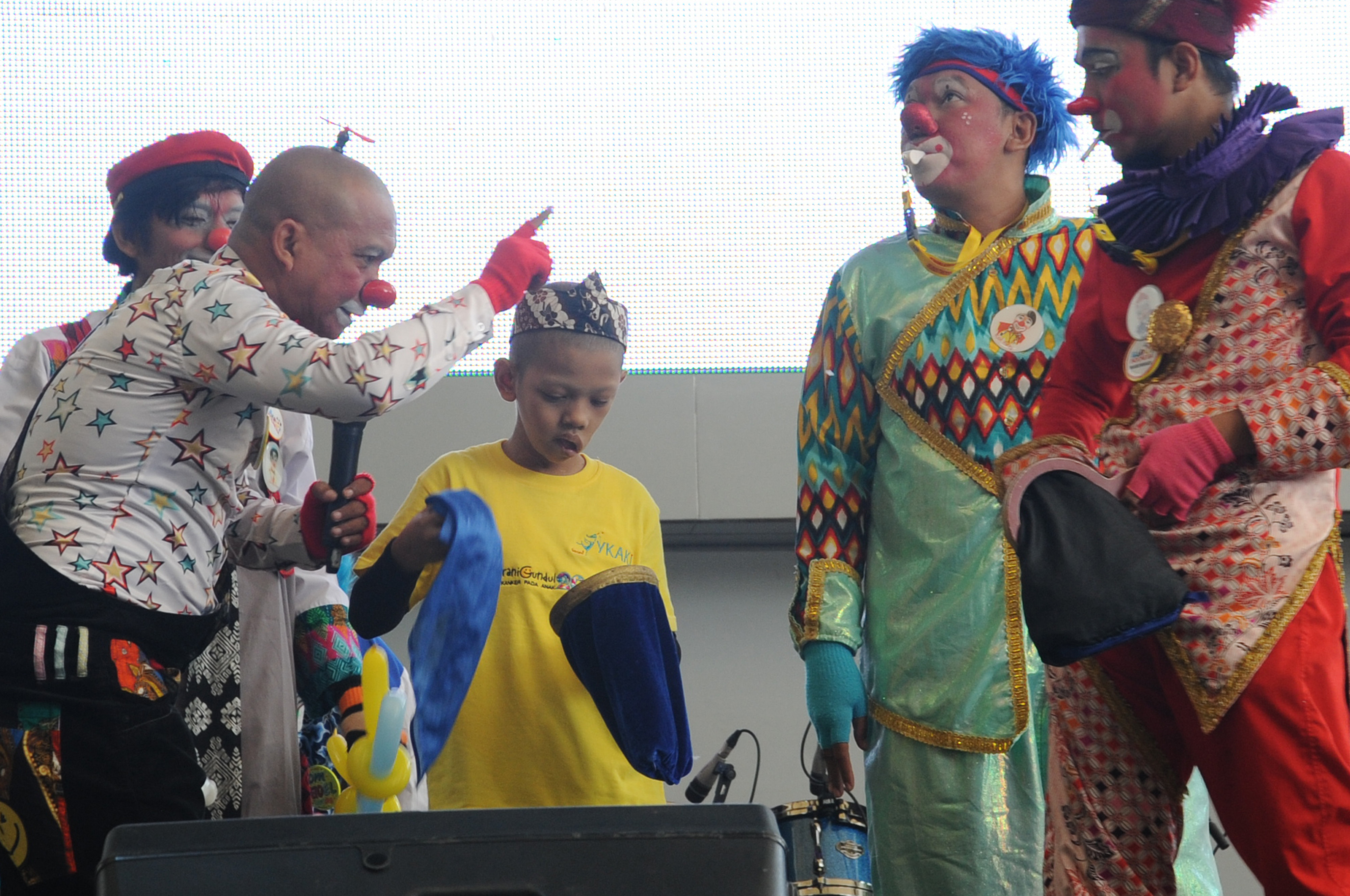 Komunitas Aku Badut Indonesia tampil menghibur anak-anak penderita kanker di Gandaria City Mall, Jakarta, Minggu (16/2/2020).