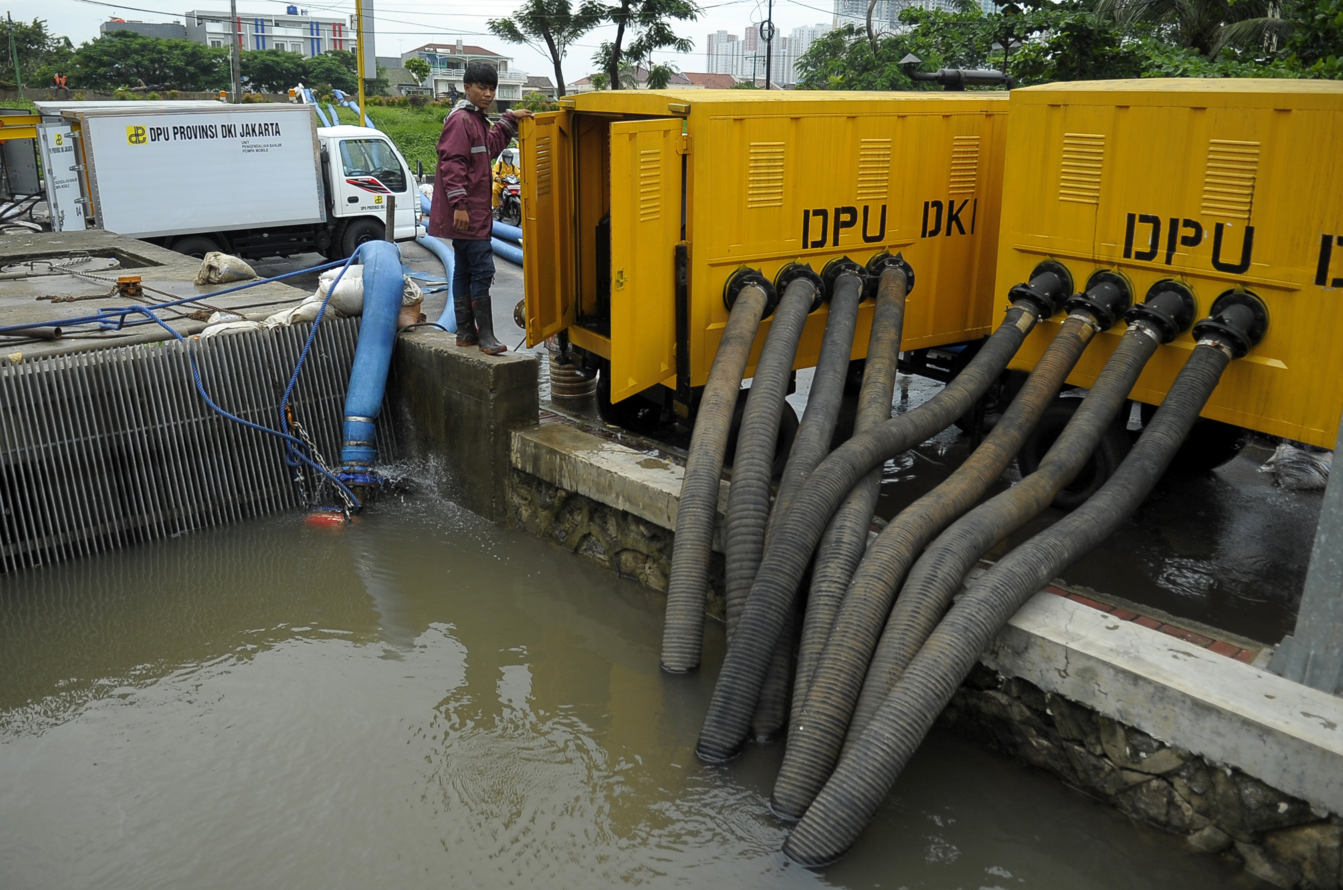 4 Pompa Mobile Dikerahkan Atasi Banjir di Benhil