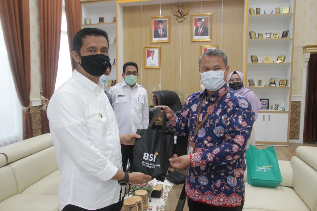 Wali Kota Pematangsiantar Hefriansyah (kiri) dan Branch Manager PT Bank Syariah Indonesia Pematangsiantar Heriyanto Simangunsong