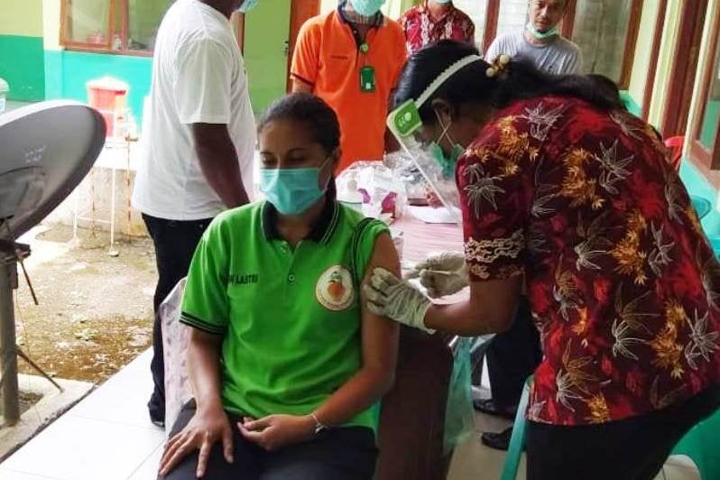 Tenaga kesehatan di Palue baru menjalani vaksinasi covid-19, Sabtu (13/2).